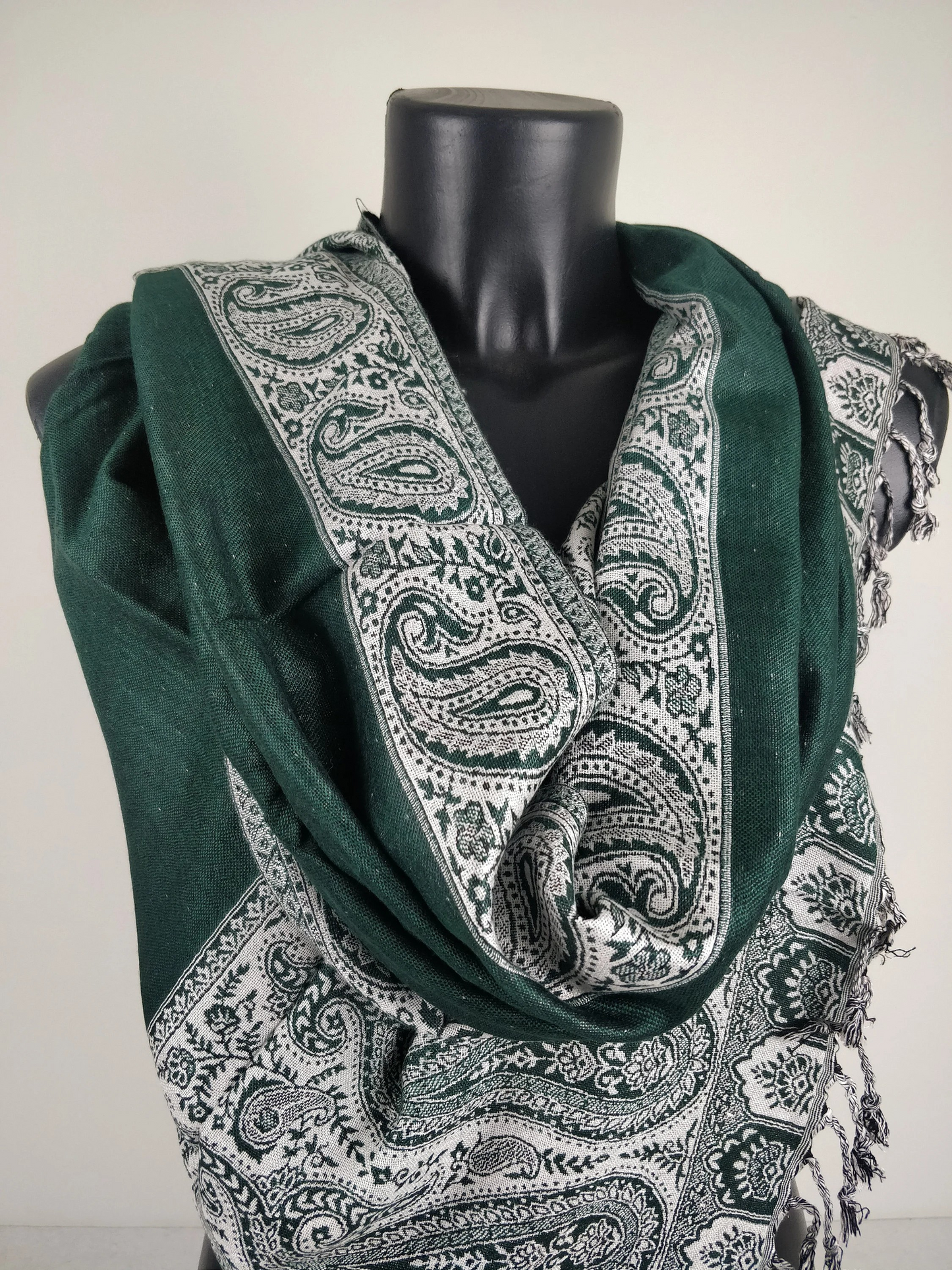 Pashmina Helak réversible en viscose. Echarpe motifs paisley vert et blanc.