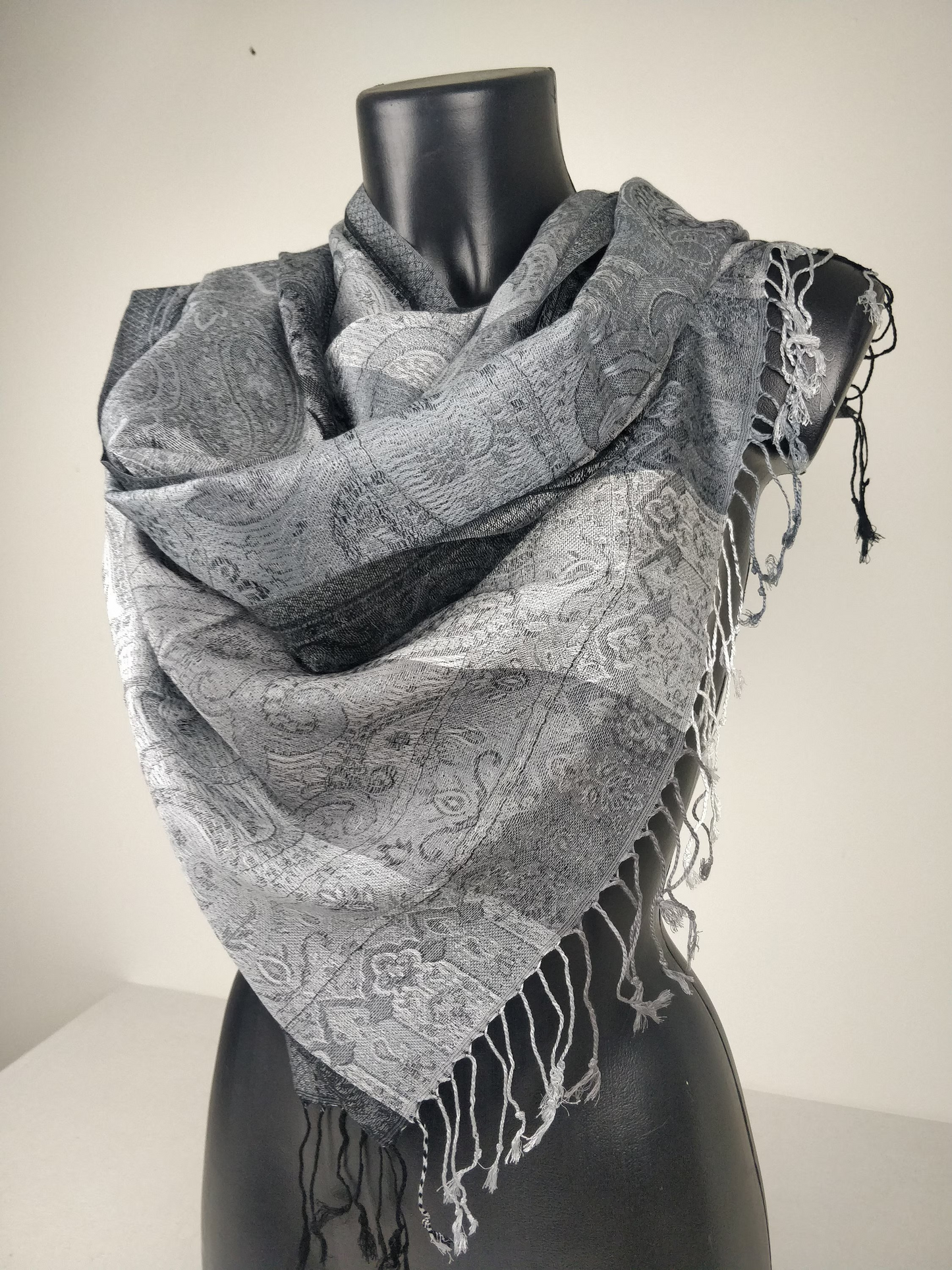 Pashmina Mangal réversible en modal / soie. Echarpe motif paisley gris et noir.