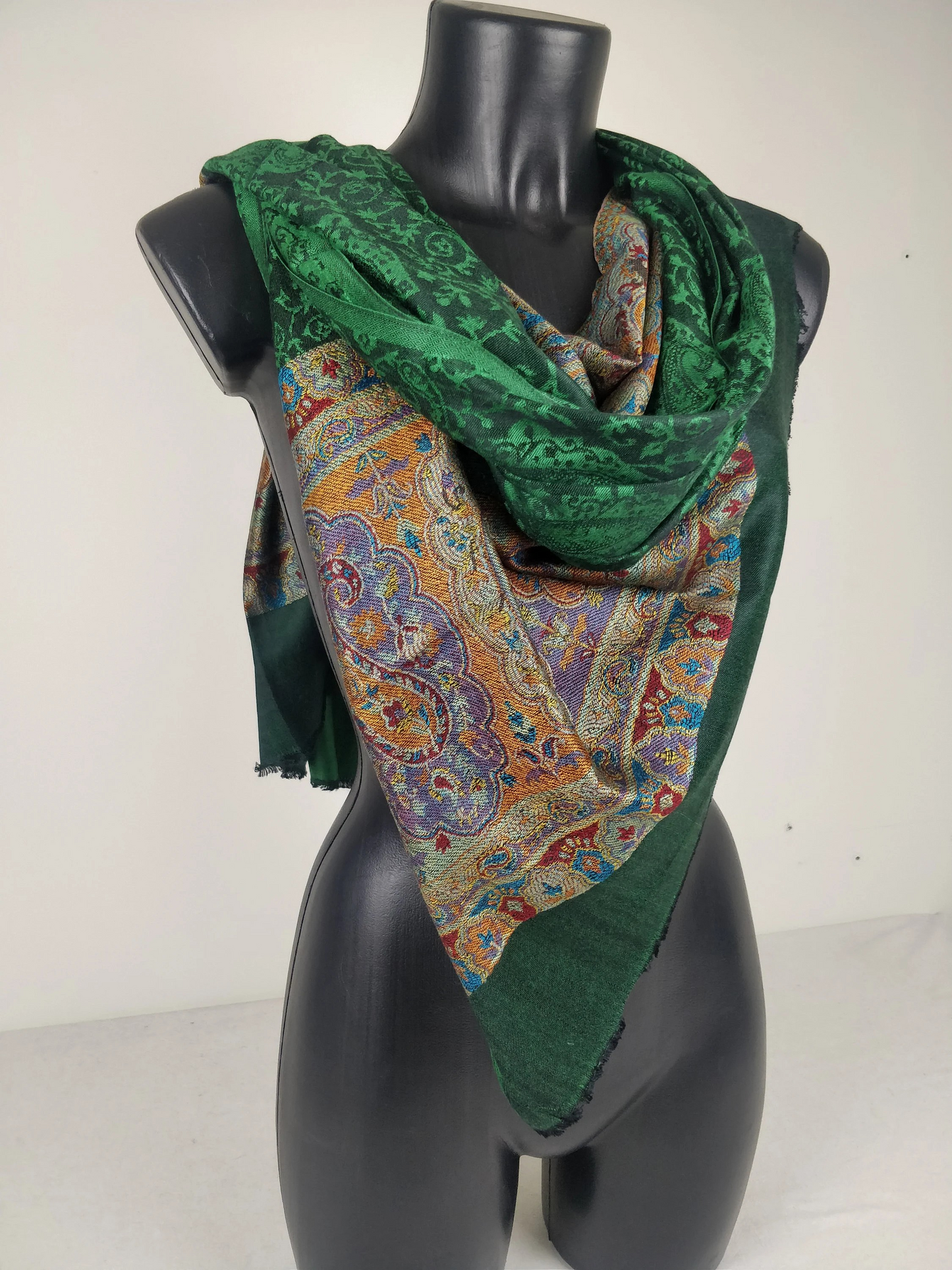 Wende-Pashmina Rudra aus Modal. Grünes Paisley-Muster.