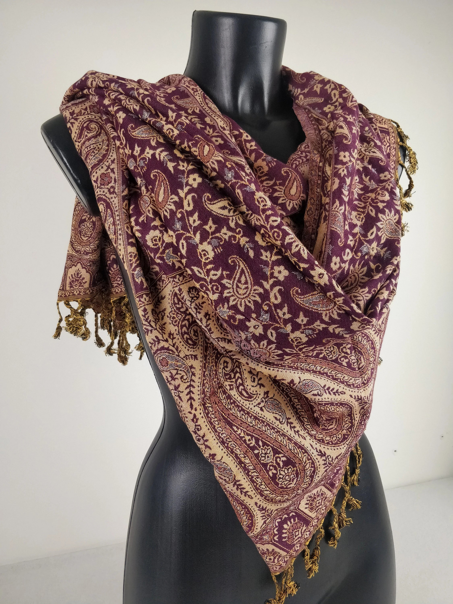 Pashmina réversible Sankya en viscose. Echarpe motif paisley pourpre.