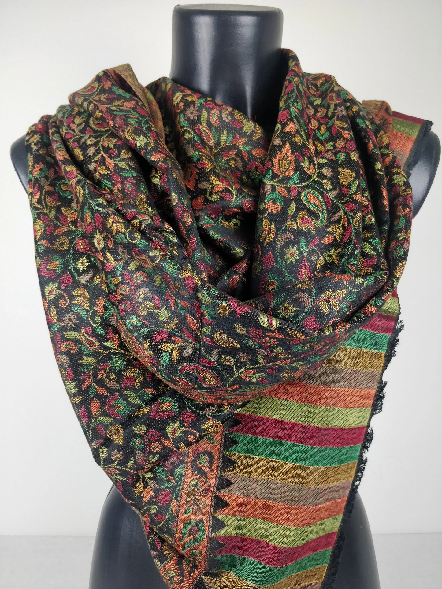 Pashmina Anjana réversible en modal. Echarpe motif paisley fleuri noir, vert, rouge et jaune.