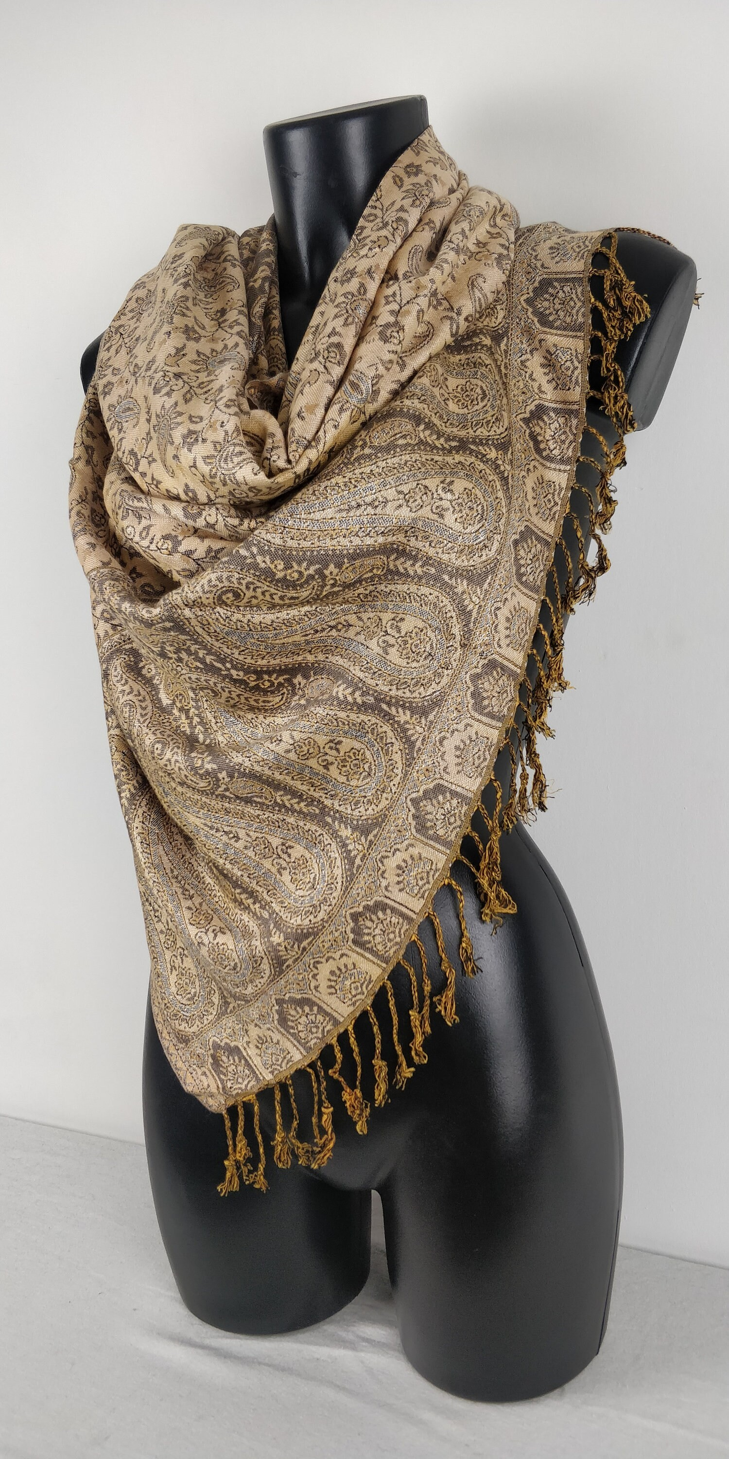 Écharpe pashmina élégante avec motifs paisley marrons et blancs, fabriquée en viscose réversible