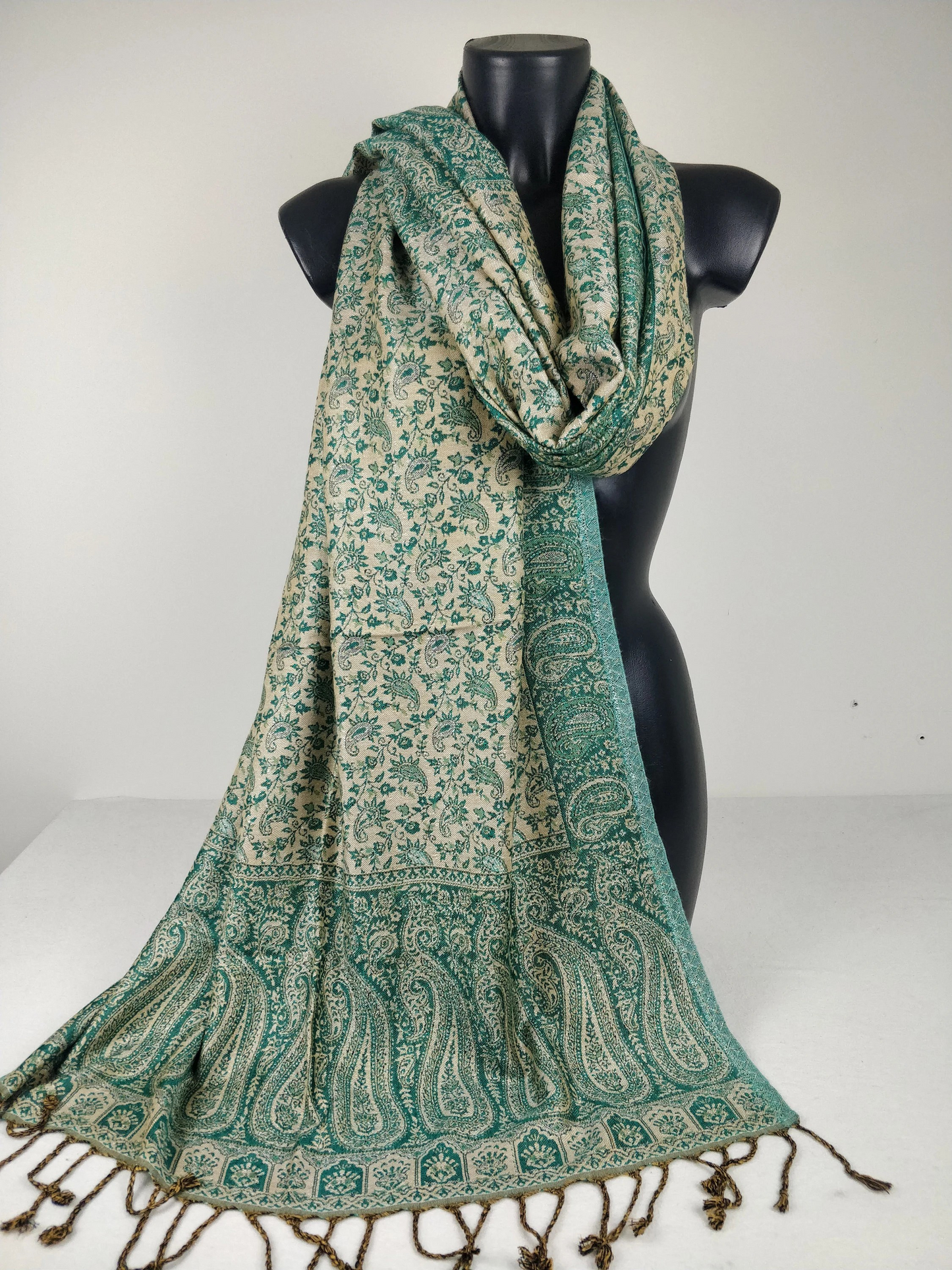 Pashmina en viscose réversible, avec motifs paisley vert et blanc, idéal pour un look chic