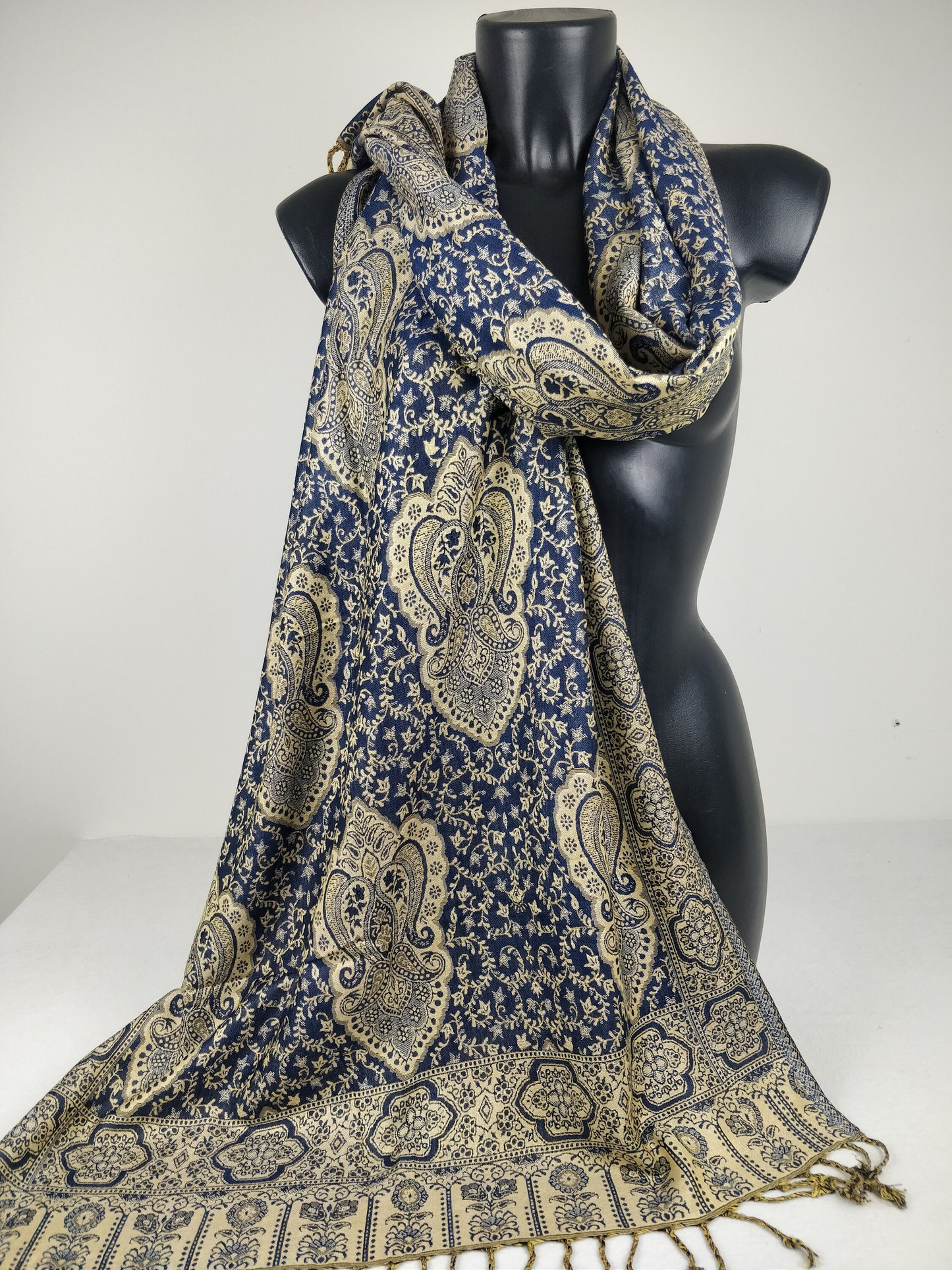 Pashmina réversible Daksha en viscose. Motif paisley bleu et crème.