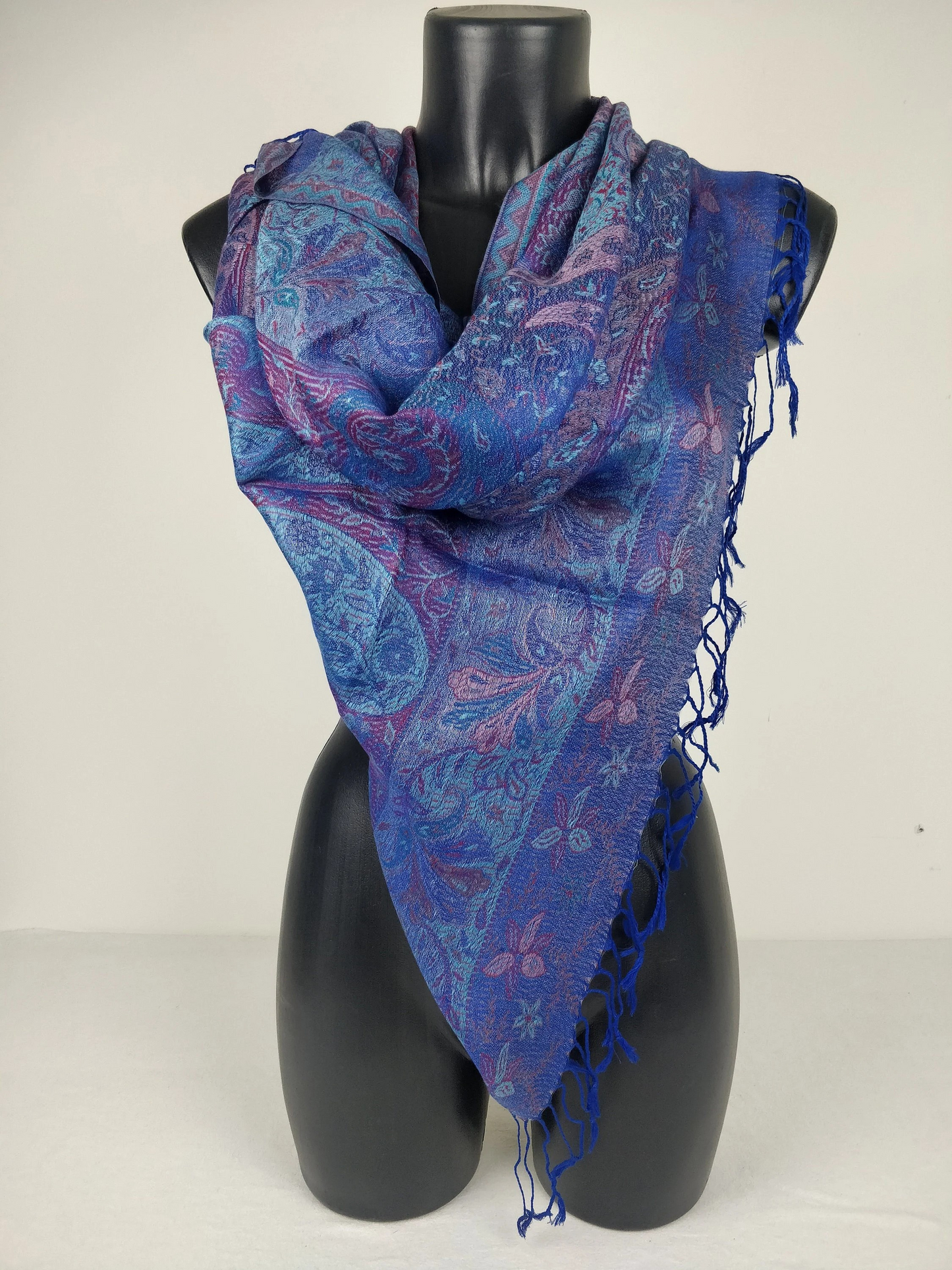 Pashmina Mangal réversible en modal / soie. Echarpe aux motifs paisley bleu.