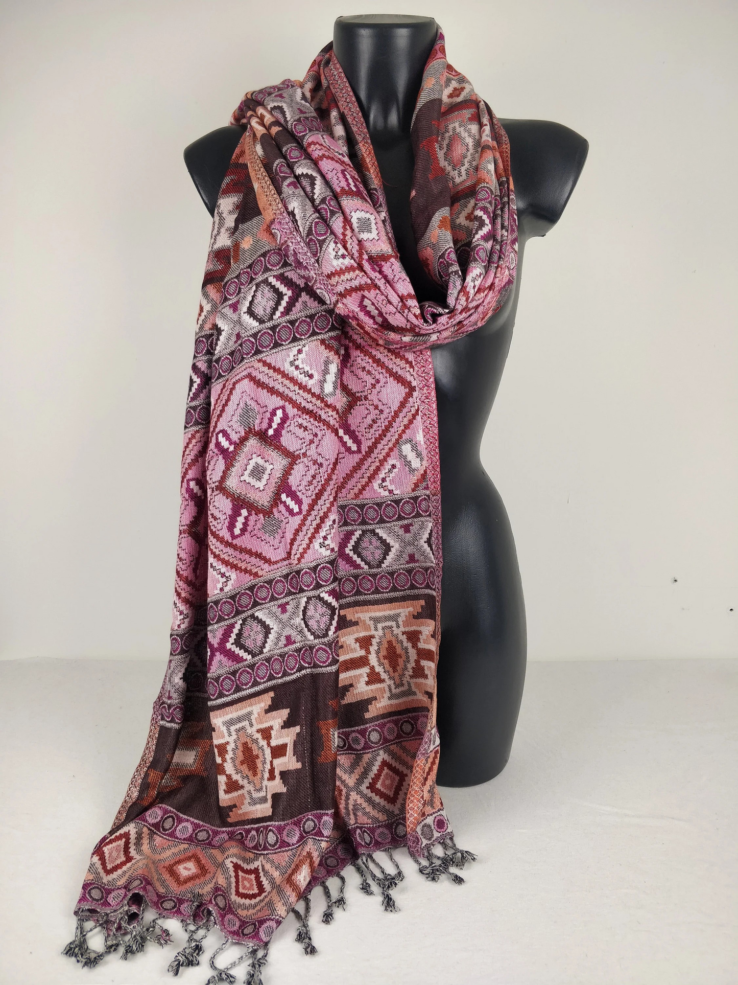 Pashmina Jyoti en viscose multicolore et réversible. Echarpe motif inca, tons rose.