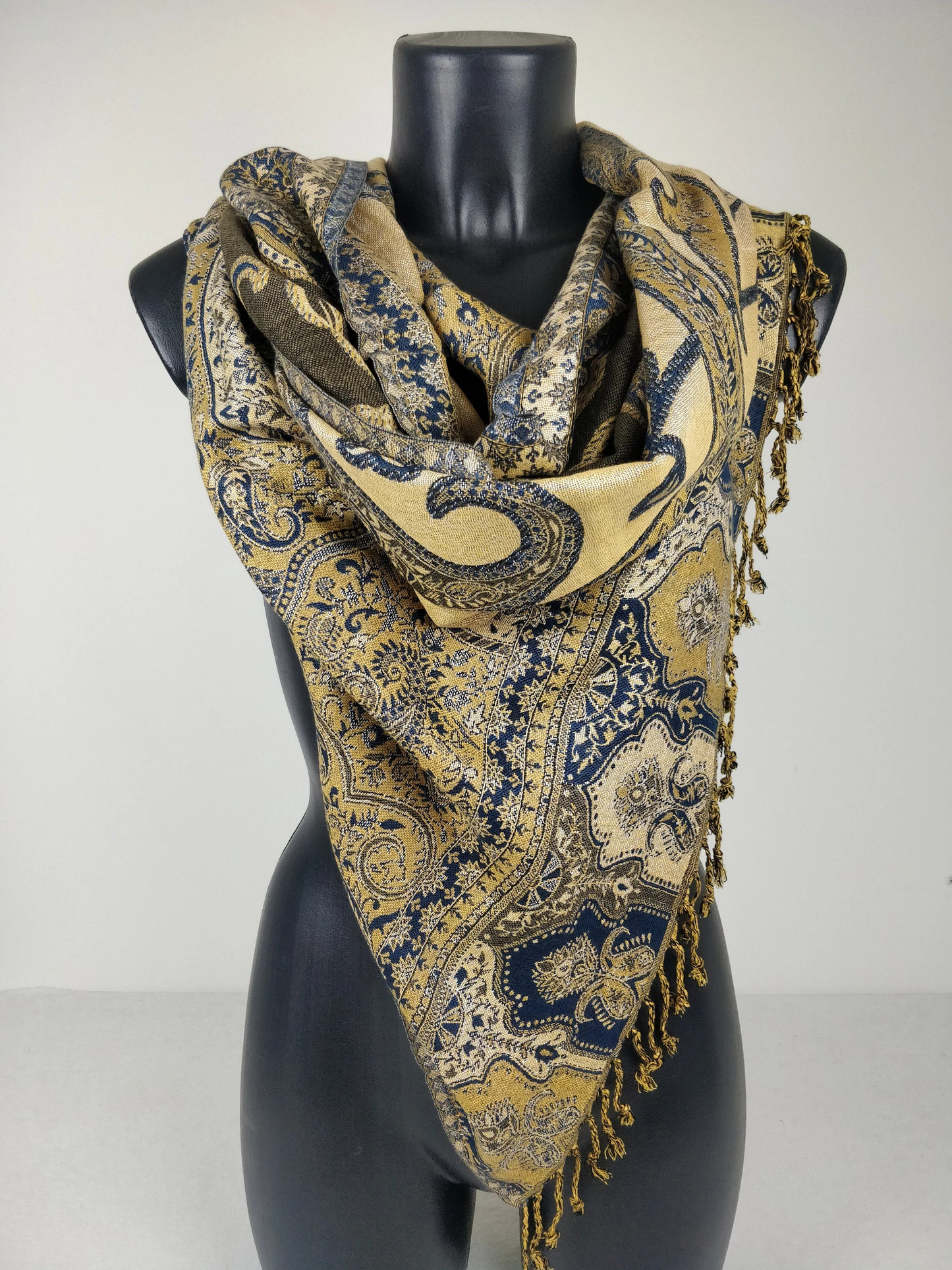 Pashmina vintage Hantra en viscose. Echarpe réversible aux motifs ethnique marron, bleu et crème. (Copie)