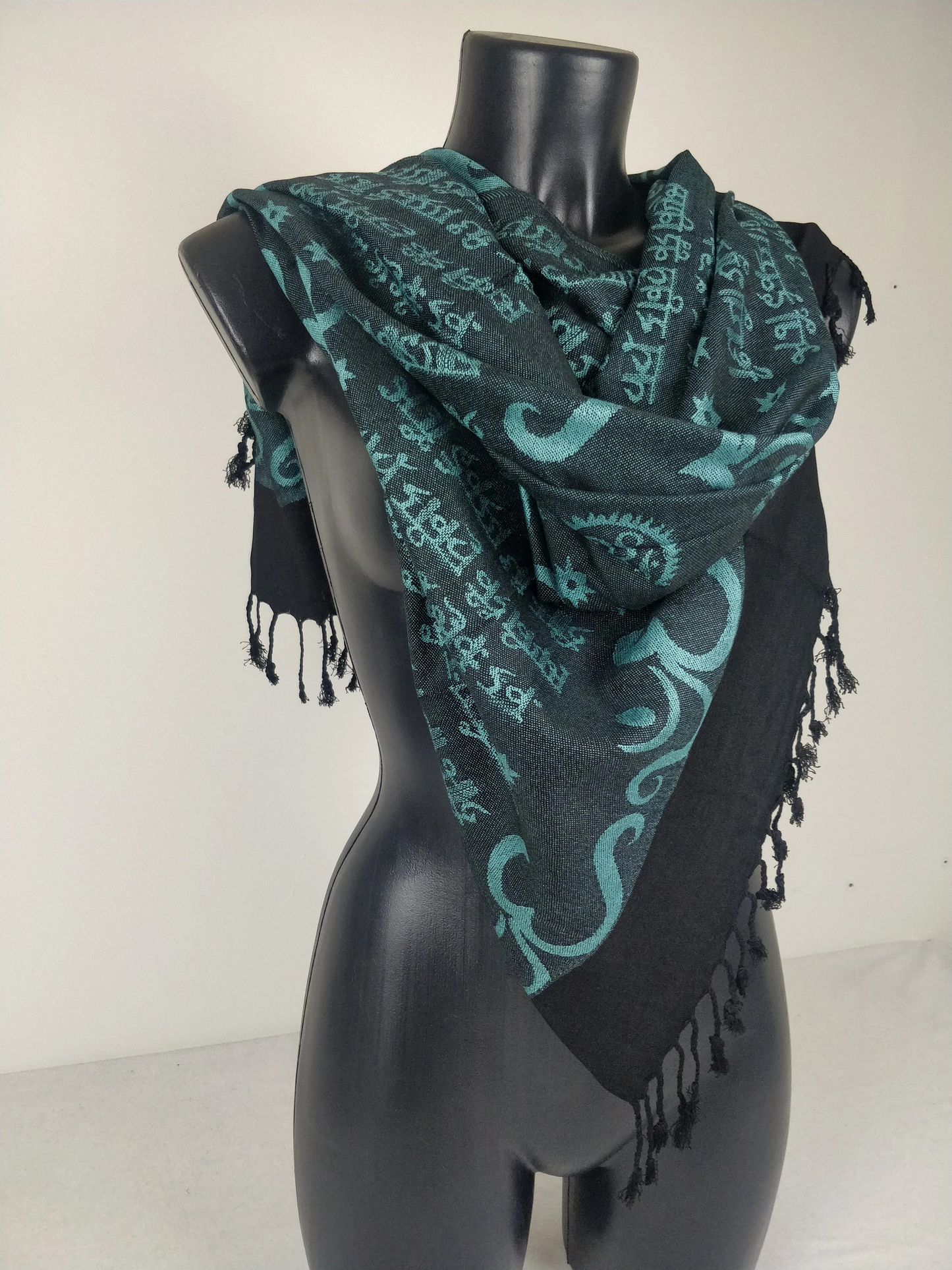 Wende-Pashmina Kharma aus Viskose. Blaue Ohm-Muster.