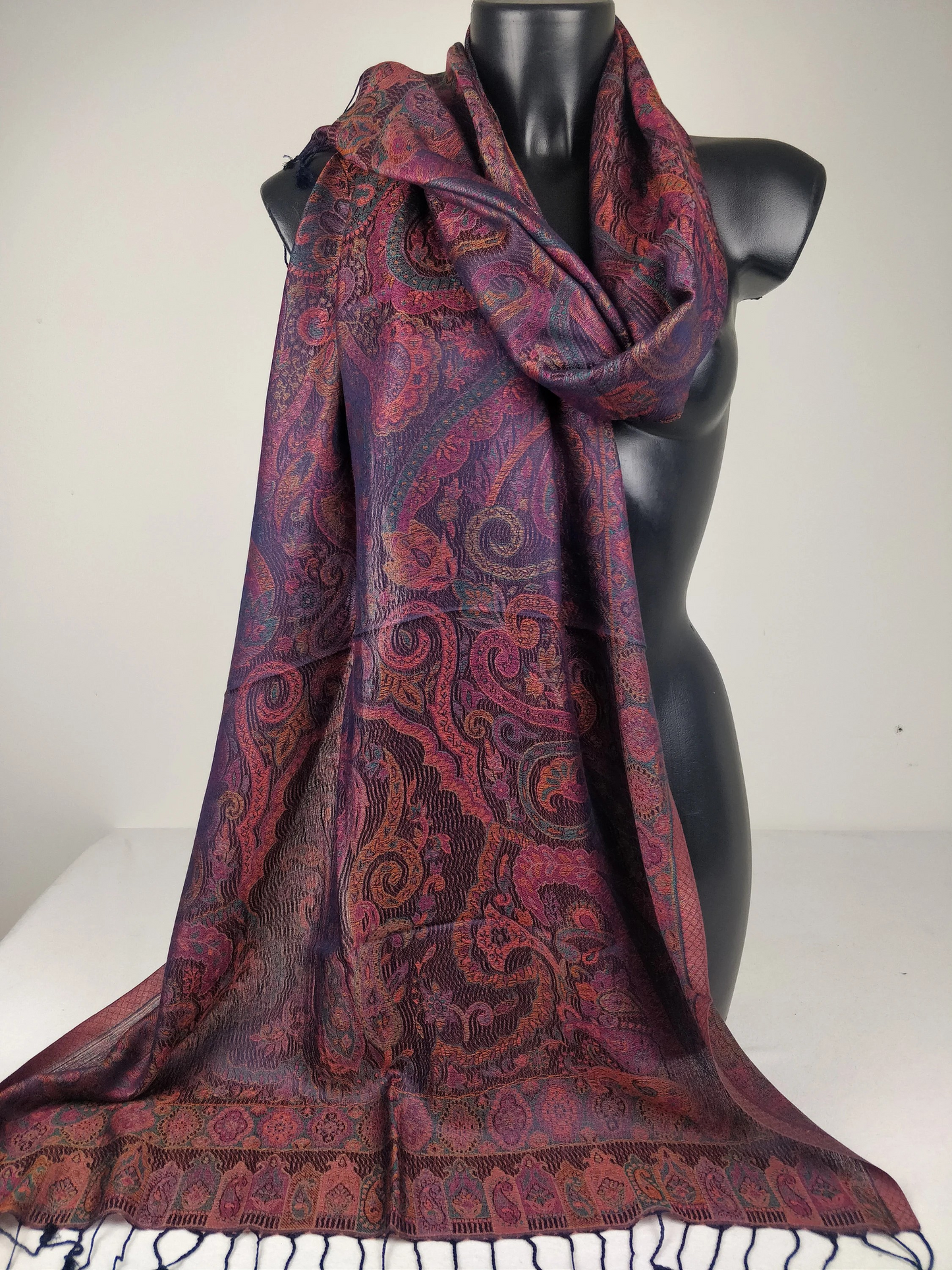 Pashmina Mangal réversible en modal / soie. Echarpe motif paisley marron, violet et bleu.