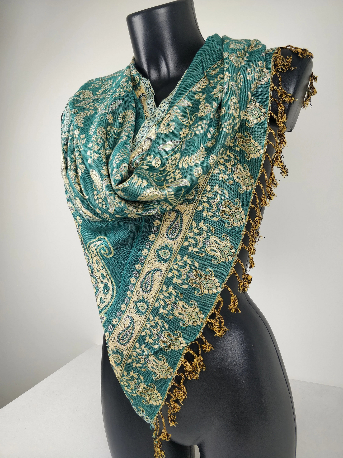 Wendbarer Pashmina Riyan aus Viskose. Blaues und cremefarbenes Paisley-Muster.