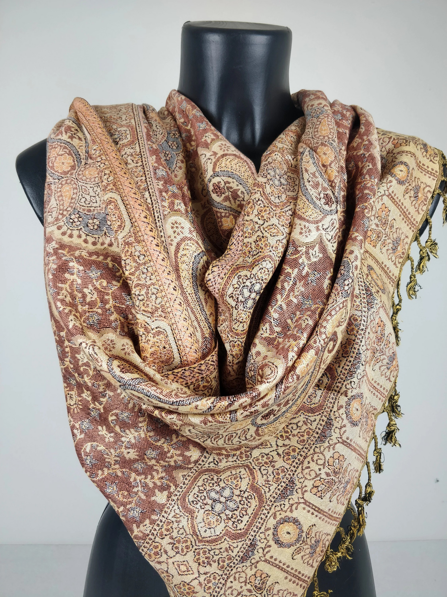 Pashmina vintage Hantra en viscose. Echarpe réversible aux motifs ethnique marron.