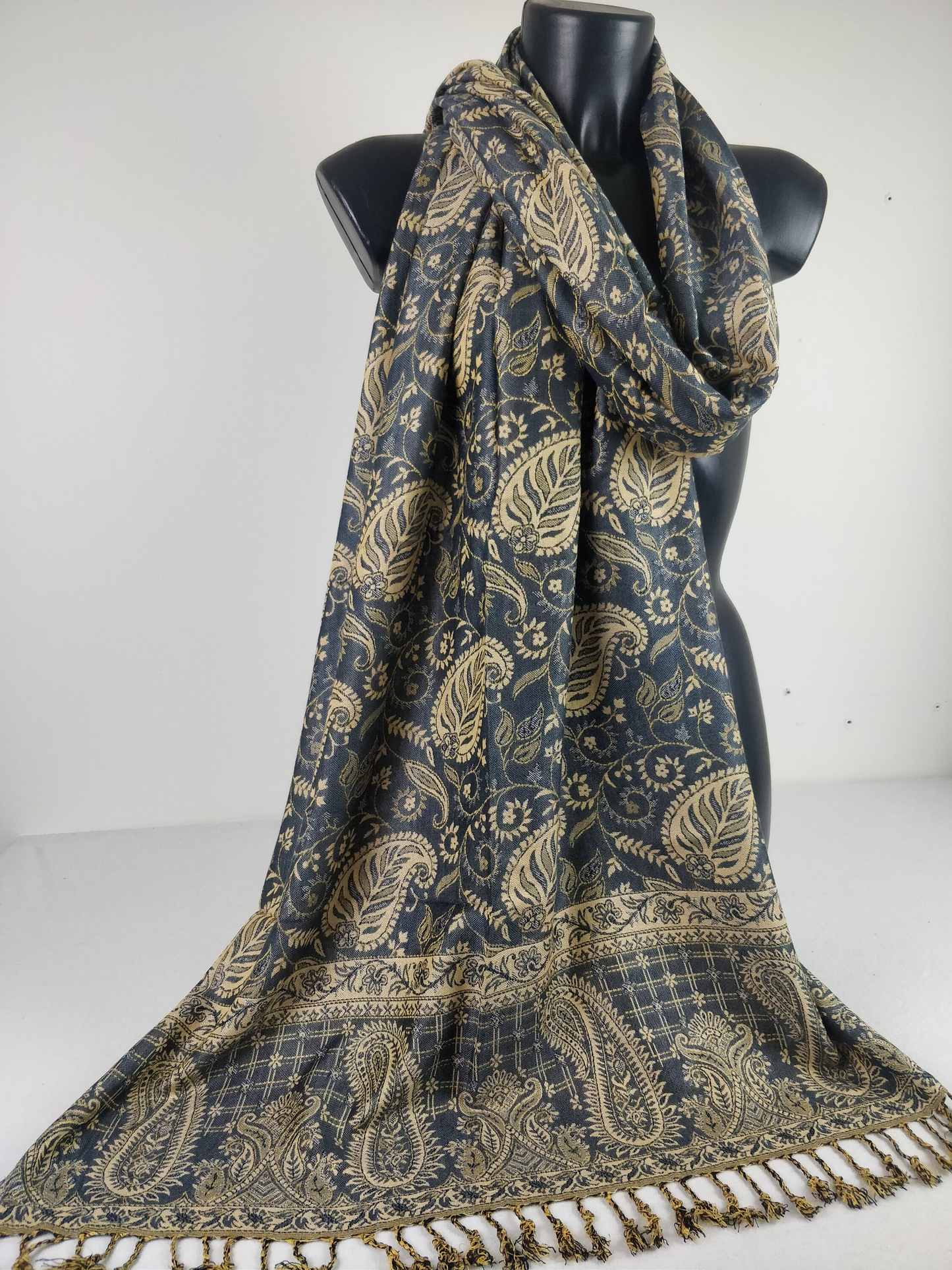 Pashmina Asoha réversible en viscose. Echarpe motif paisley gris.