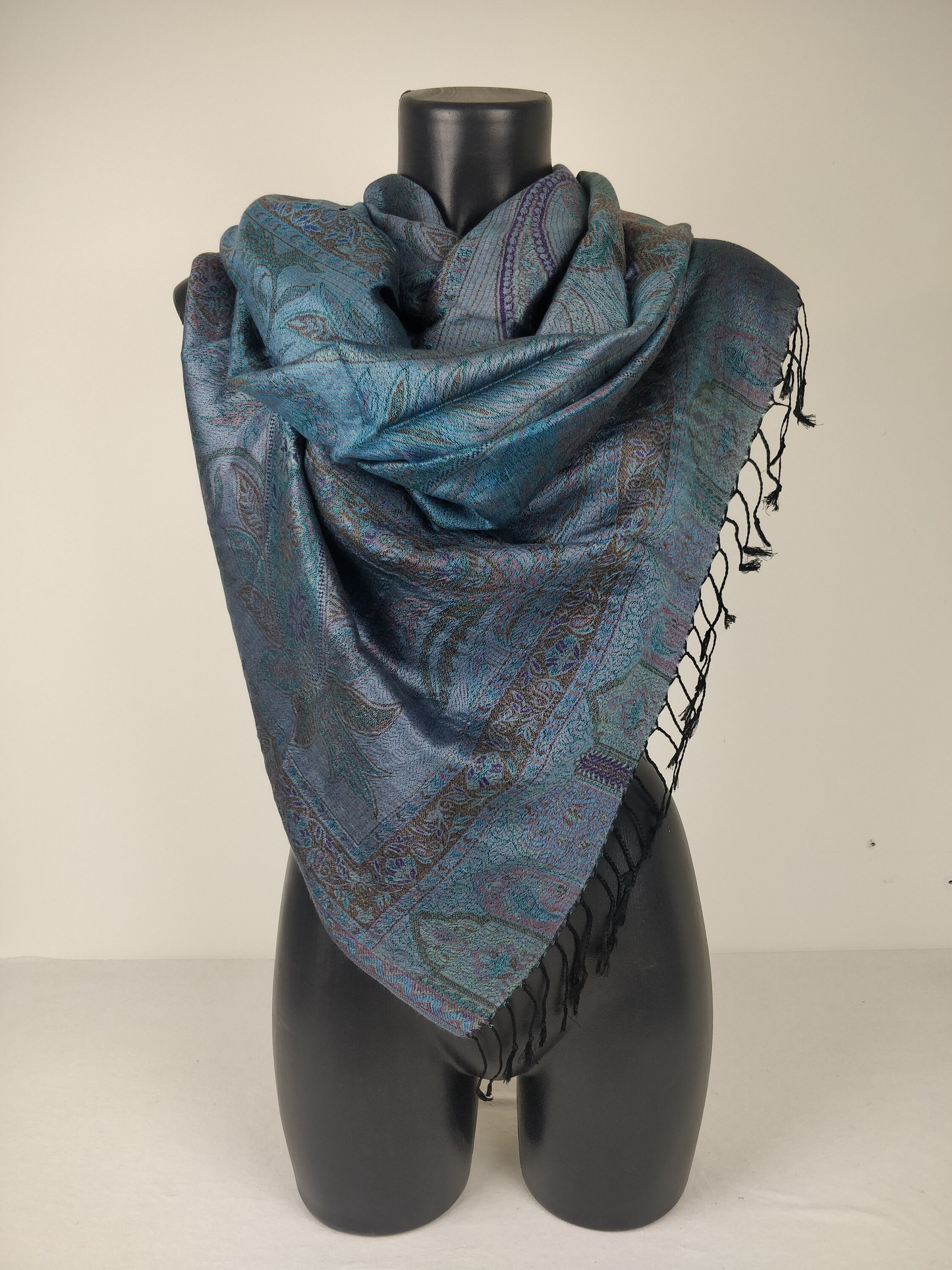 Pashmina Mangal réversible en modal / soie. Motif paisley bleu et noir.