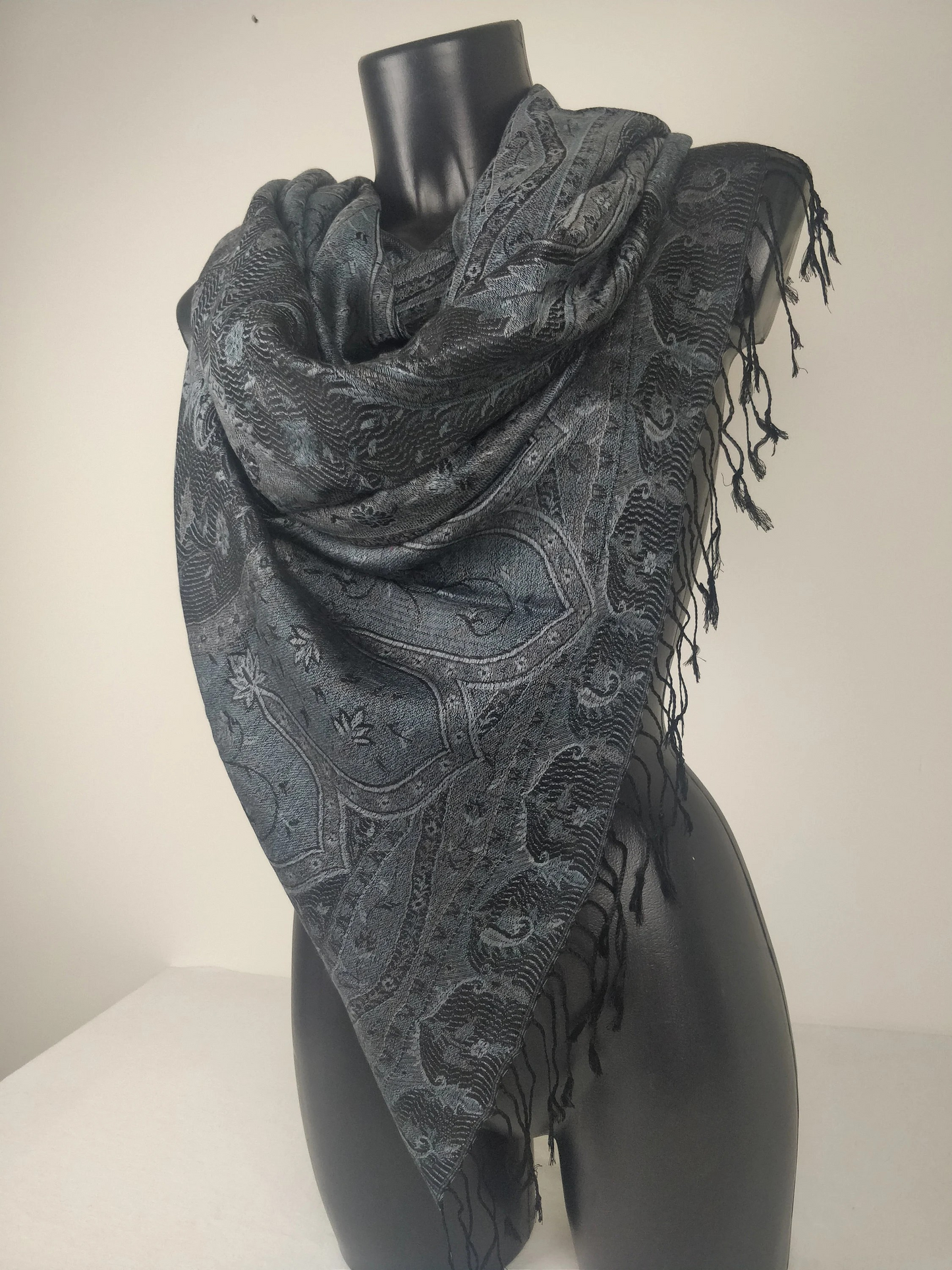 Wende-Mangal-Pashmina aus Modal/Seide. Schwarzes Paisley-Muster.