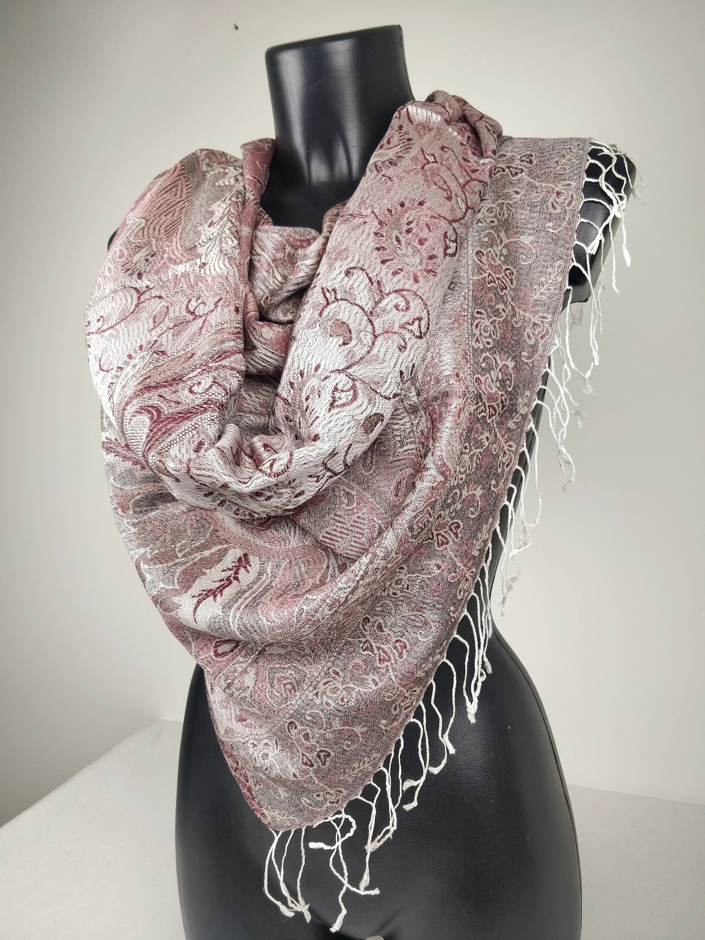 Pashmina Mangal réversible en modal / soie. Echarpe motif paisley rose et blanc.