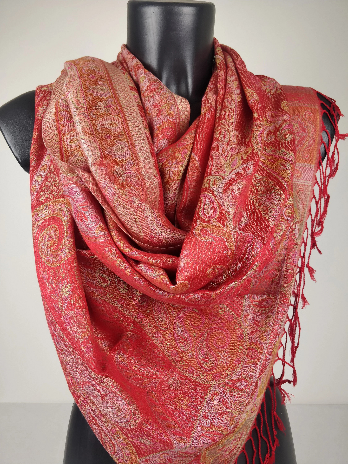 Wende-Mangal-Pashmina aus Modal/Seide. Rotes und grünes Paisley-Muster.