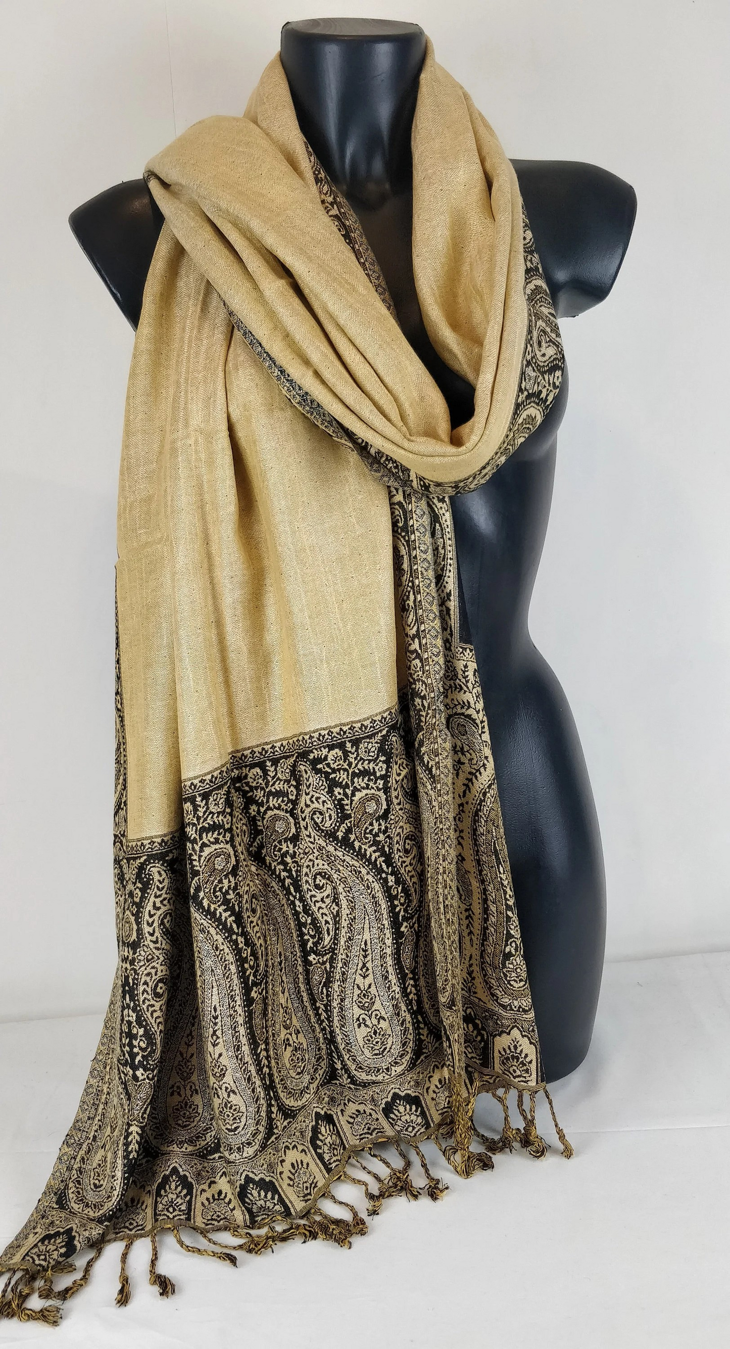 Pashmina Helak réversible en viscose. Echarpe motifs paisley noir et crème.