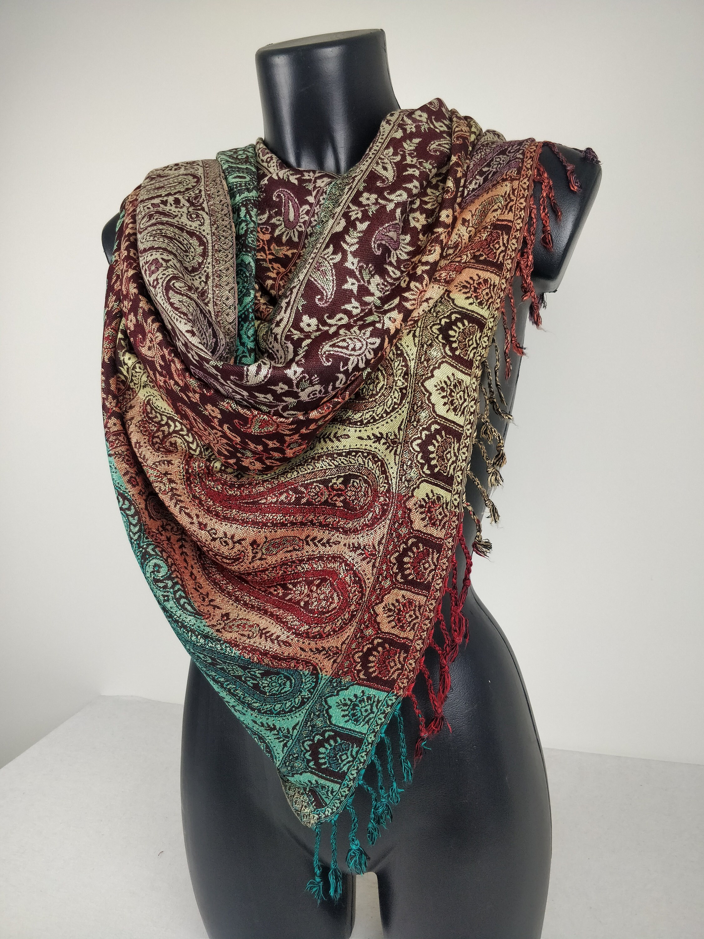 Pashmina réversible  multicoloreSankya en viscose. Echarpe aux motifs paisley.