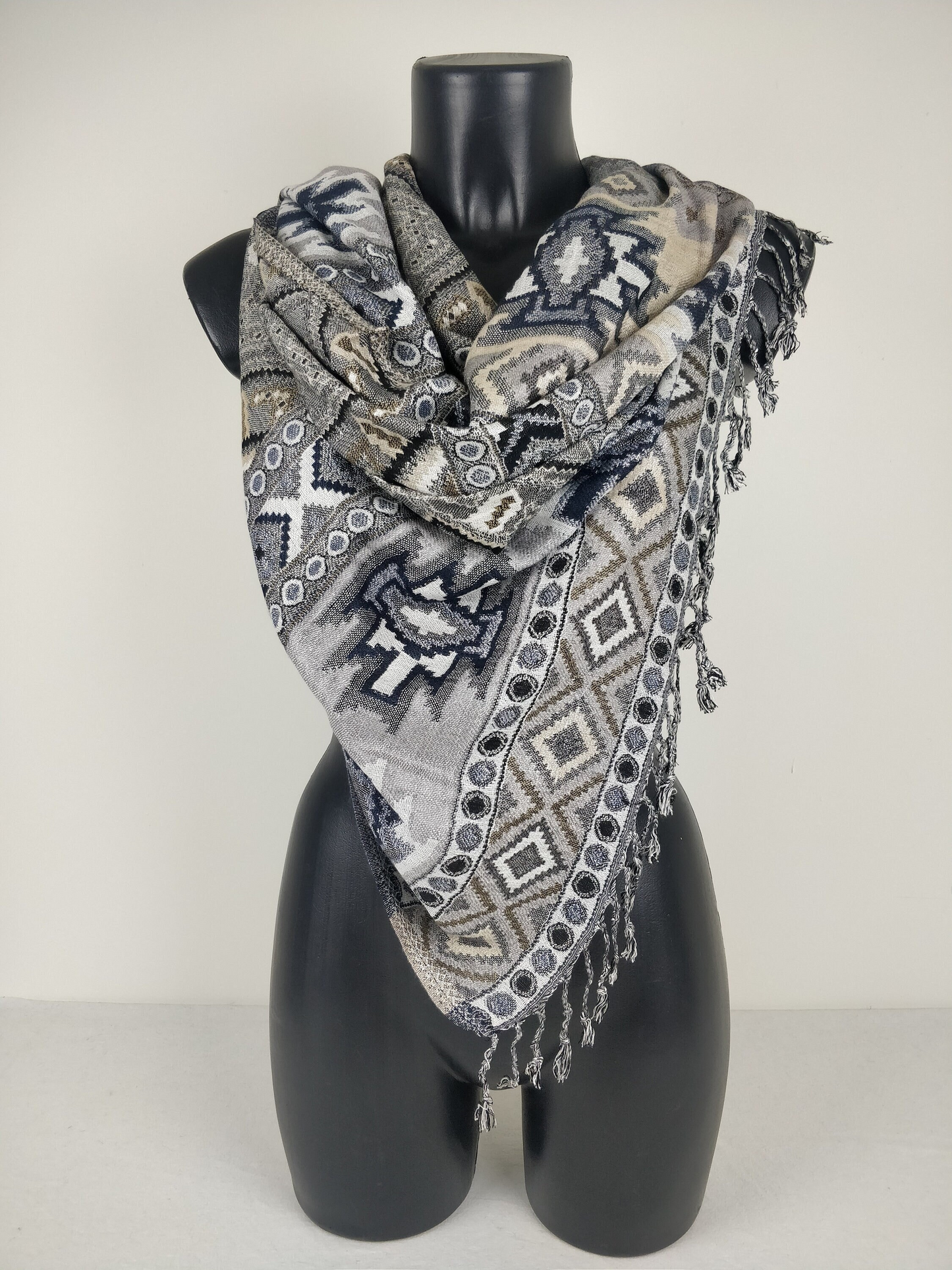 Pashmina Jyoti aus mehrfarbiger und reversibler Viskose. Inka-Muster, Blau- und Grautöne.