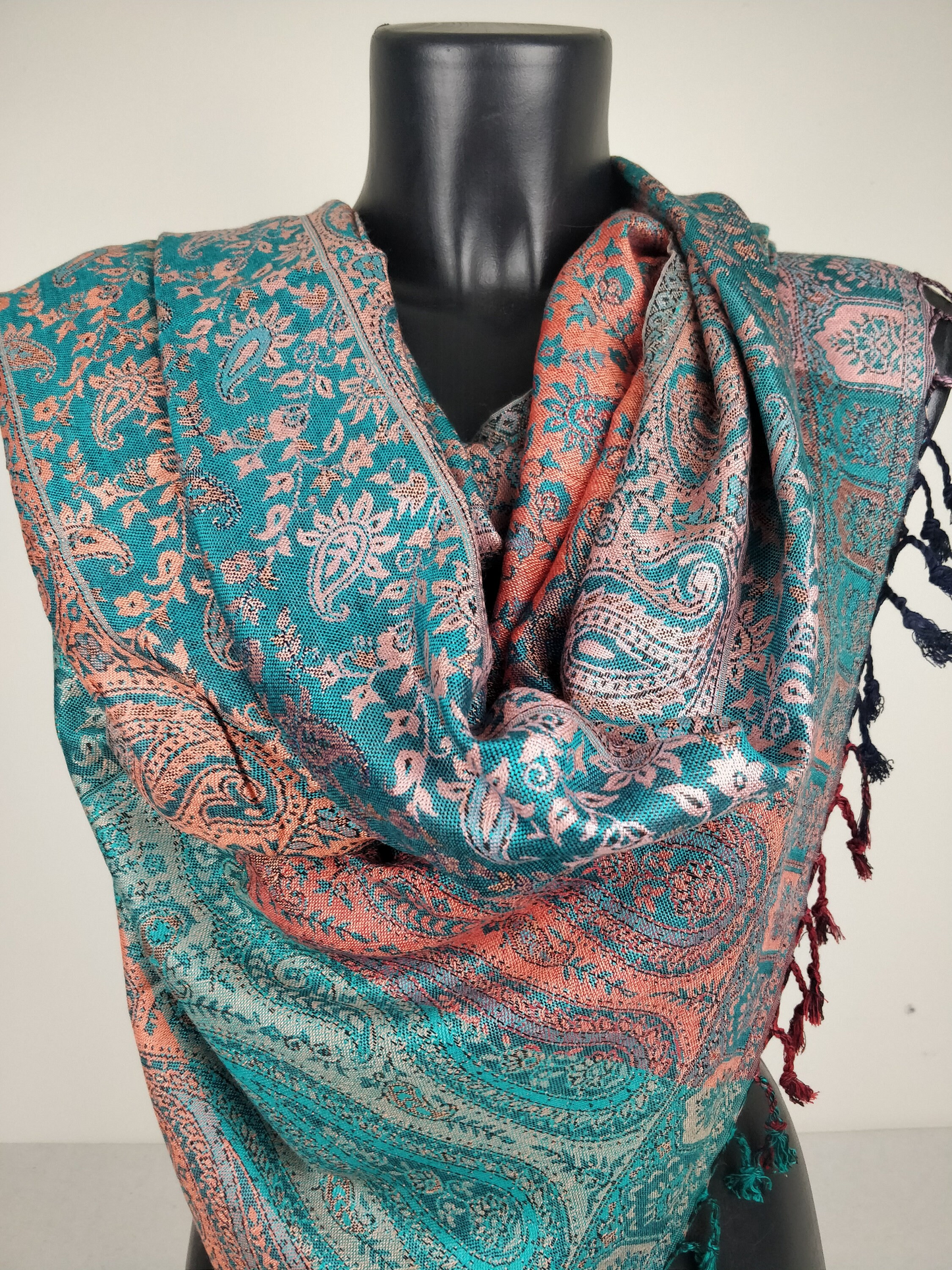 Mehrfarbiger Sankya Wende-Pashmina aus Viskose. Blaues und lachsfarbenes Paisley-Muster.