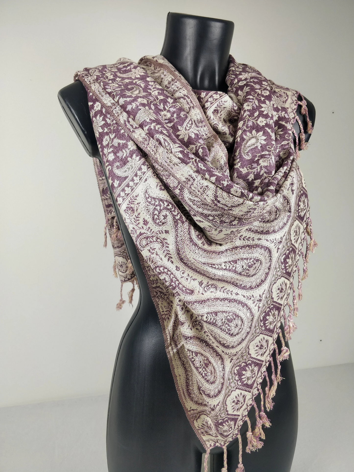 Pashmina réversible Sankya en viscose. Echarpe motif paisley violet.