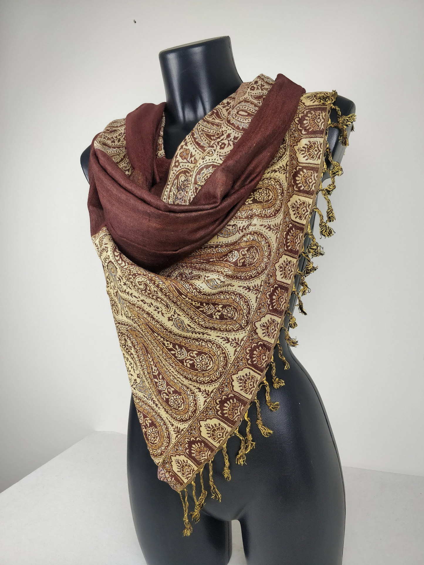 Pashmina Helak réversible en viscose. Echarpe motifs paisley marron.