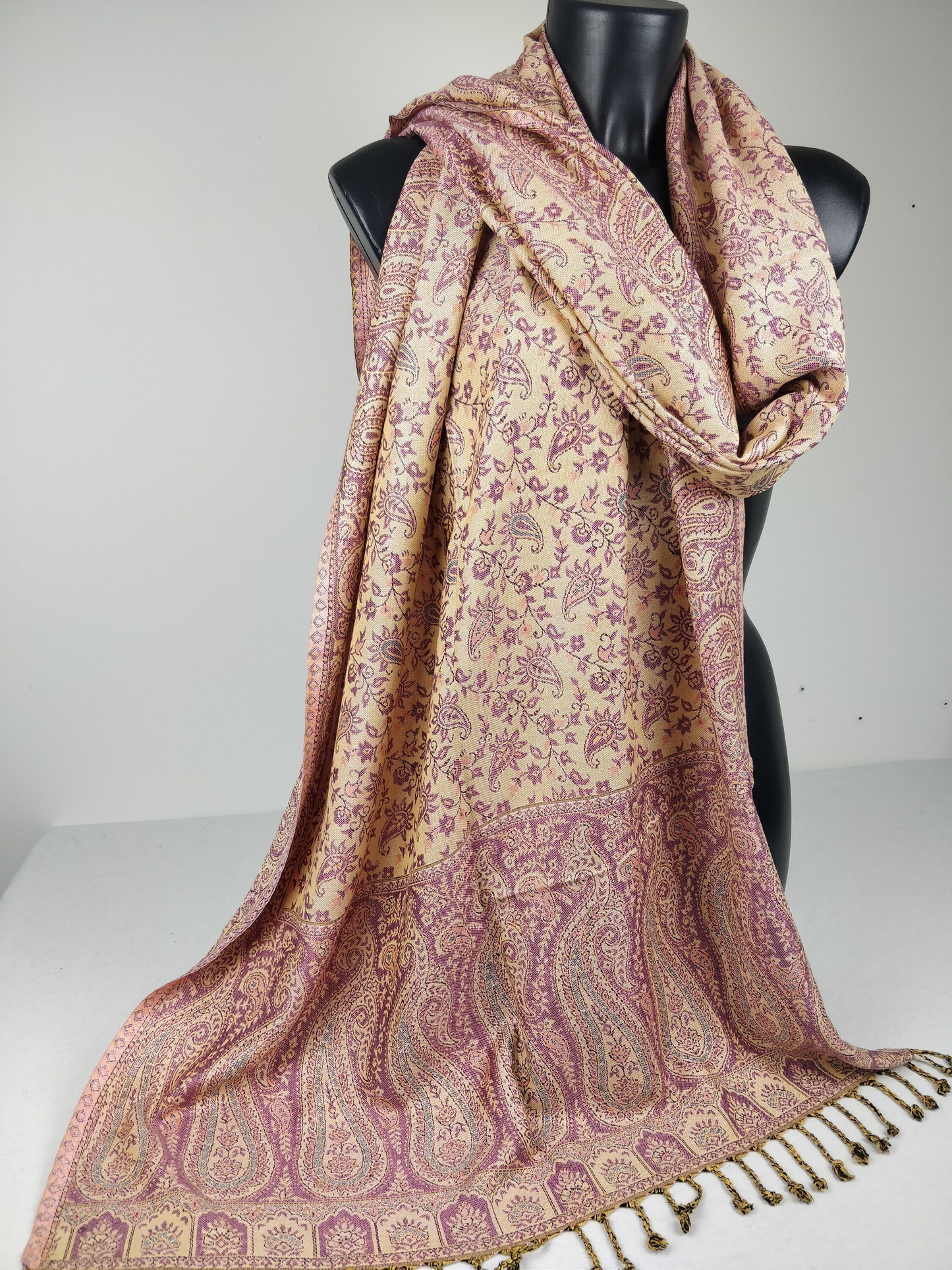 Pashmina réversible Sankya en viscose. Echarpe motif paisley violet.