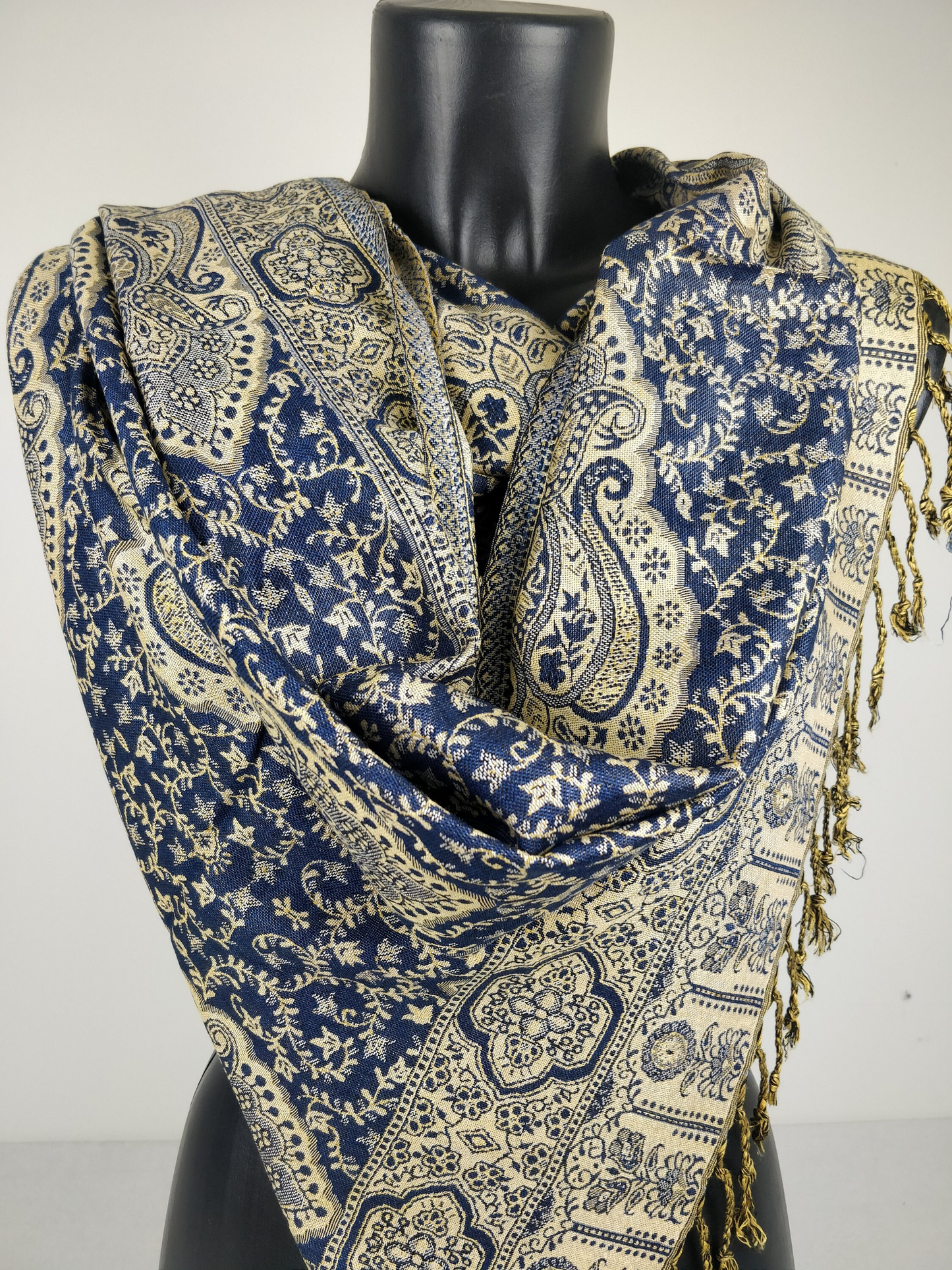 Pashmina réversible Daksha en viscose. Motif paisley bleu et crème.