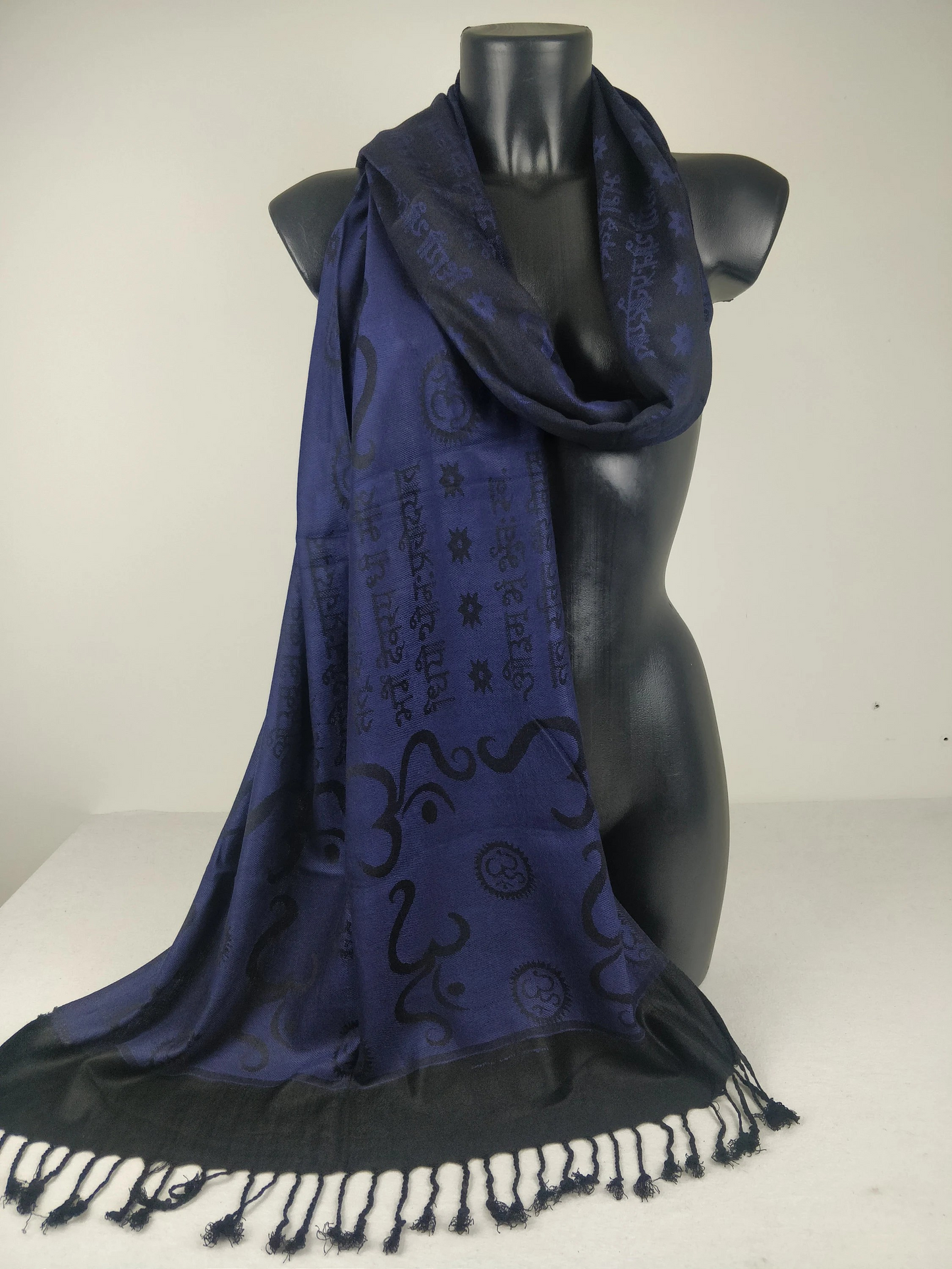 Pashmina Kharma réversible en viscose. Echarpe motifs ohm bleu.