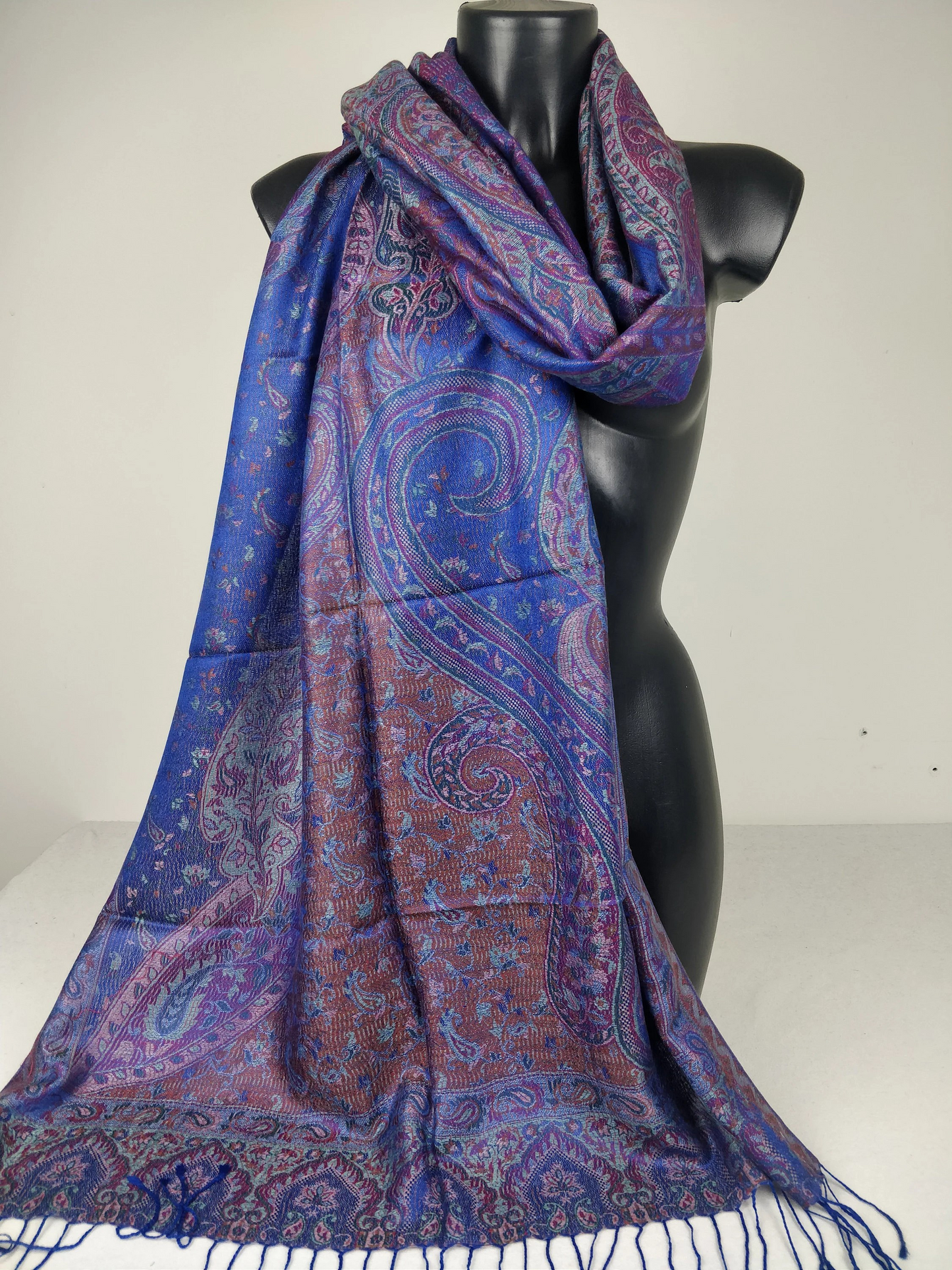 Wende-Mangal-Pashmina aus Modal/Seide. Schal mit blauen Paisleymustern.