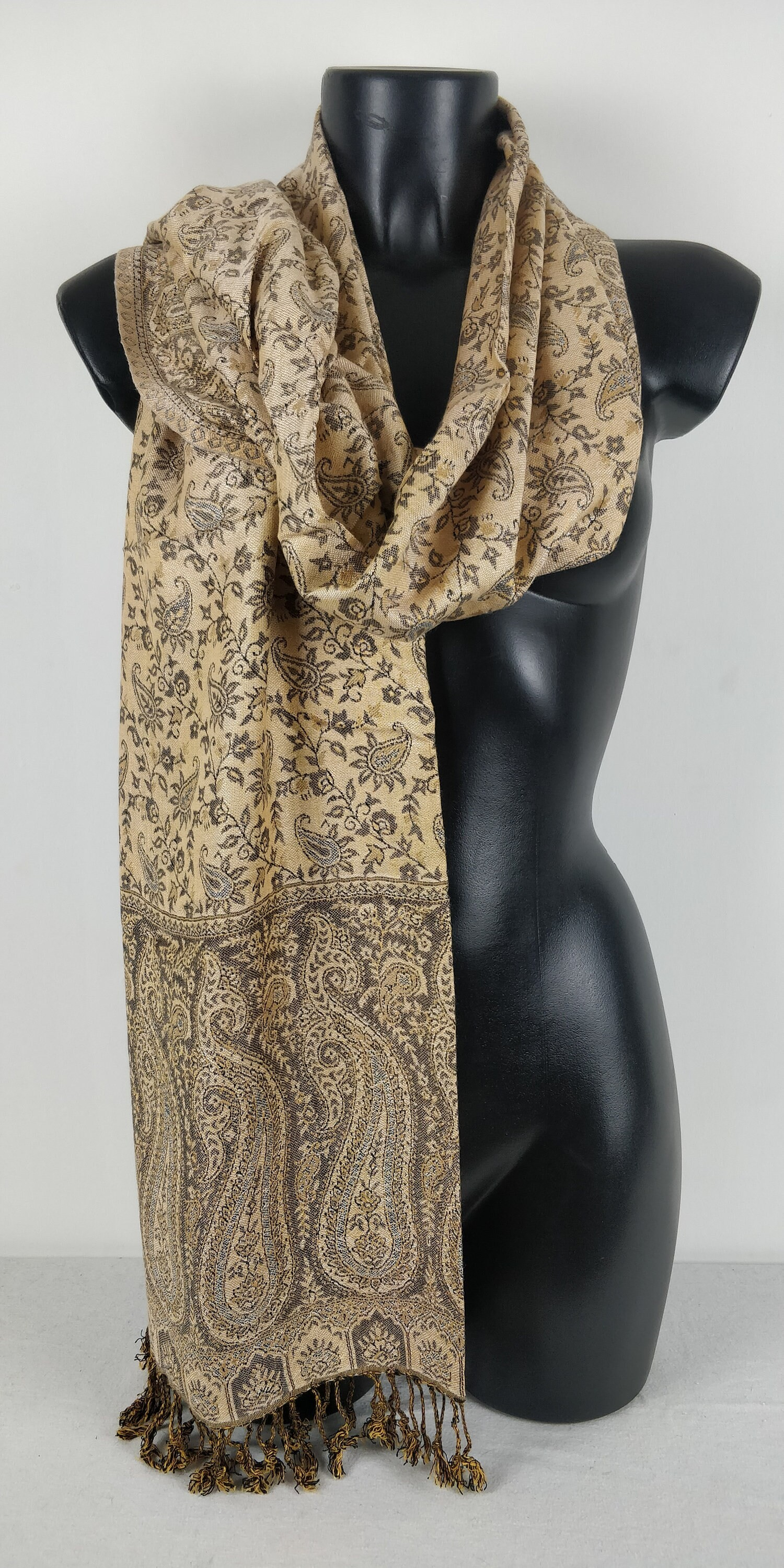 Pashmina réversible en viscose avec motifs paisley marrons et blancs, parfait pour toutes les occasions.