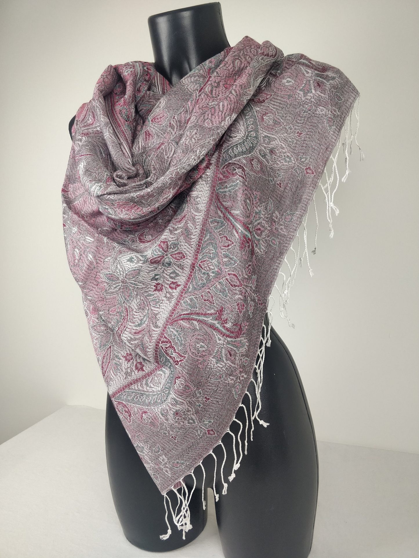 Pashmina Mangal réversible en modal / soie. Echarpe aux motifs paisley rose.