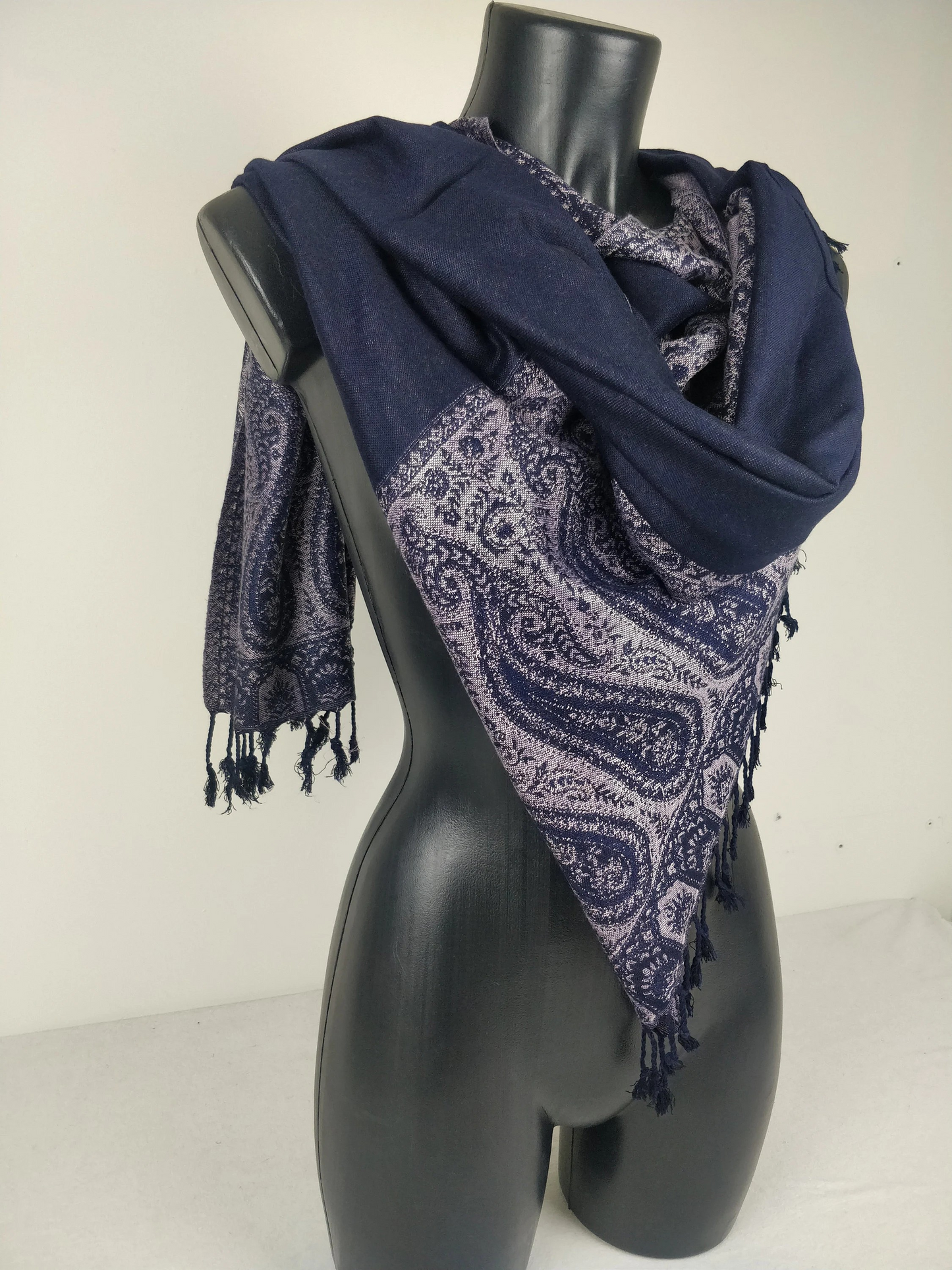 Pashmina Helak réversible en viscose. Echarpe motifs paisley bleu marine