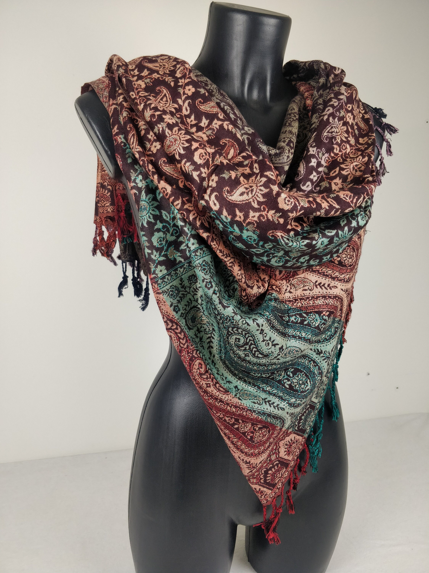 Pashmina réversible Sankya en viscose. Echarpe motif paisley multicolore.