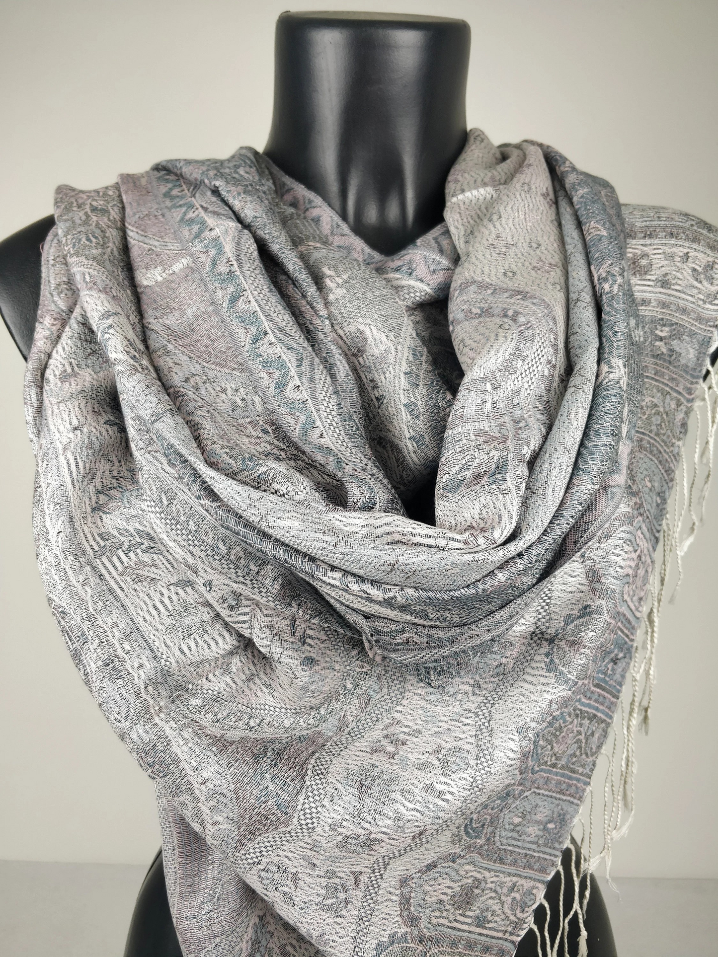 Pashmina Mangal réversible en modal / soie. Motif paisley gris et blanc.