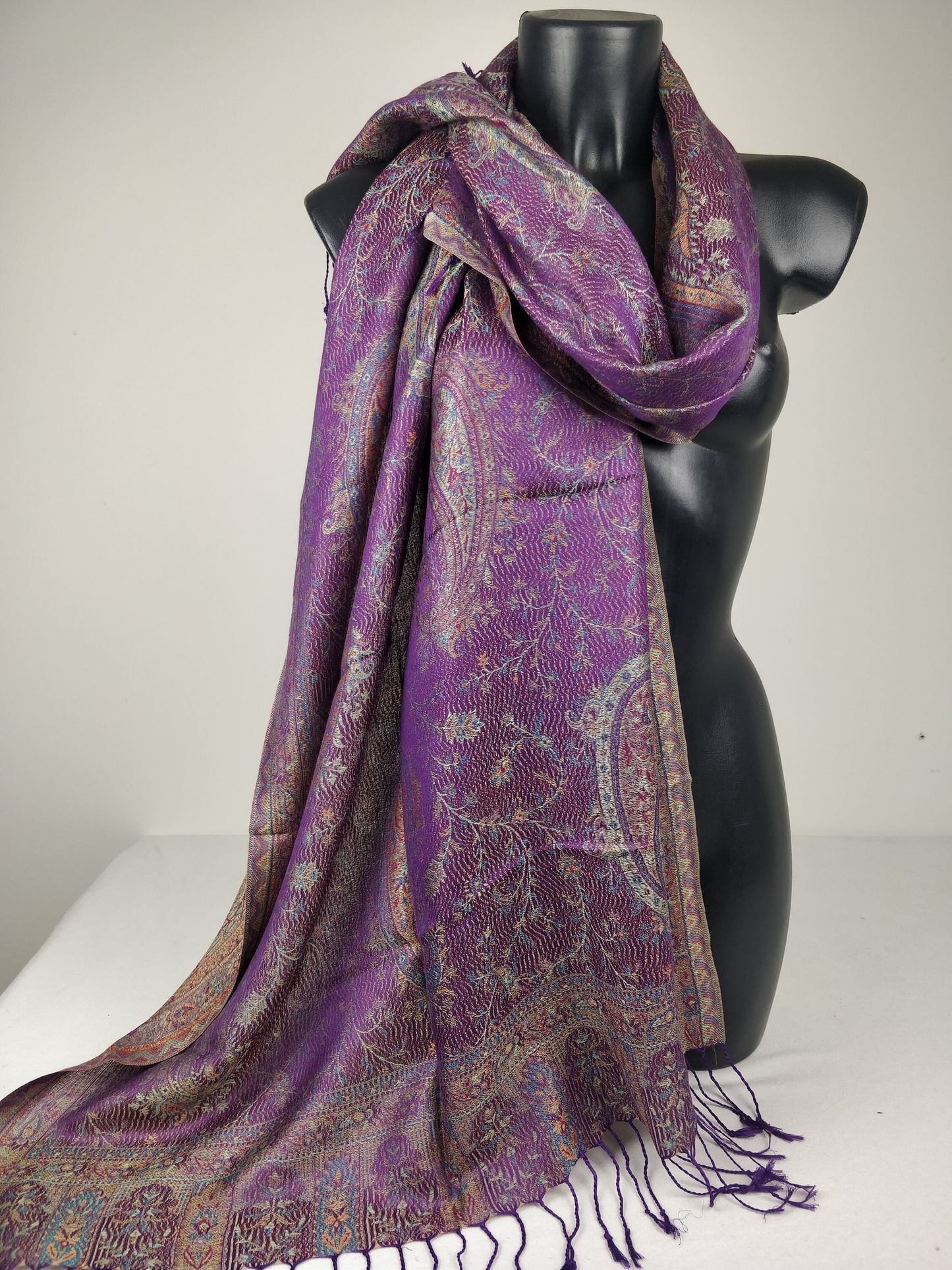 Wende-Mangal-Pashmina aus Modal/Seide. Lila Schal mit Paisley-Muster.