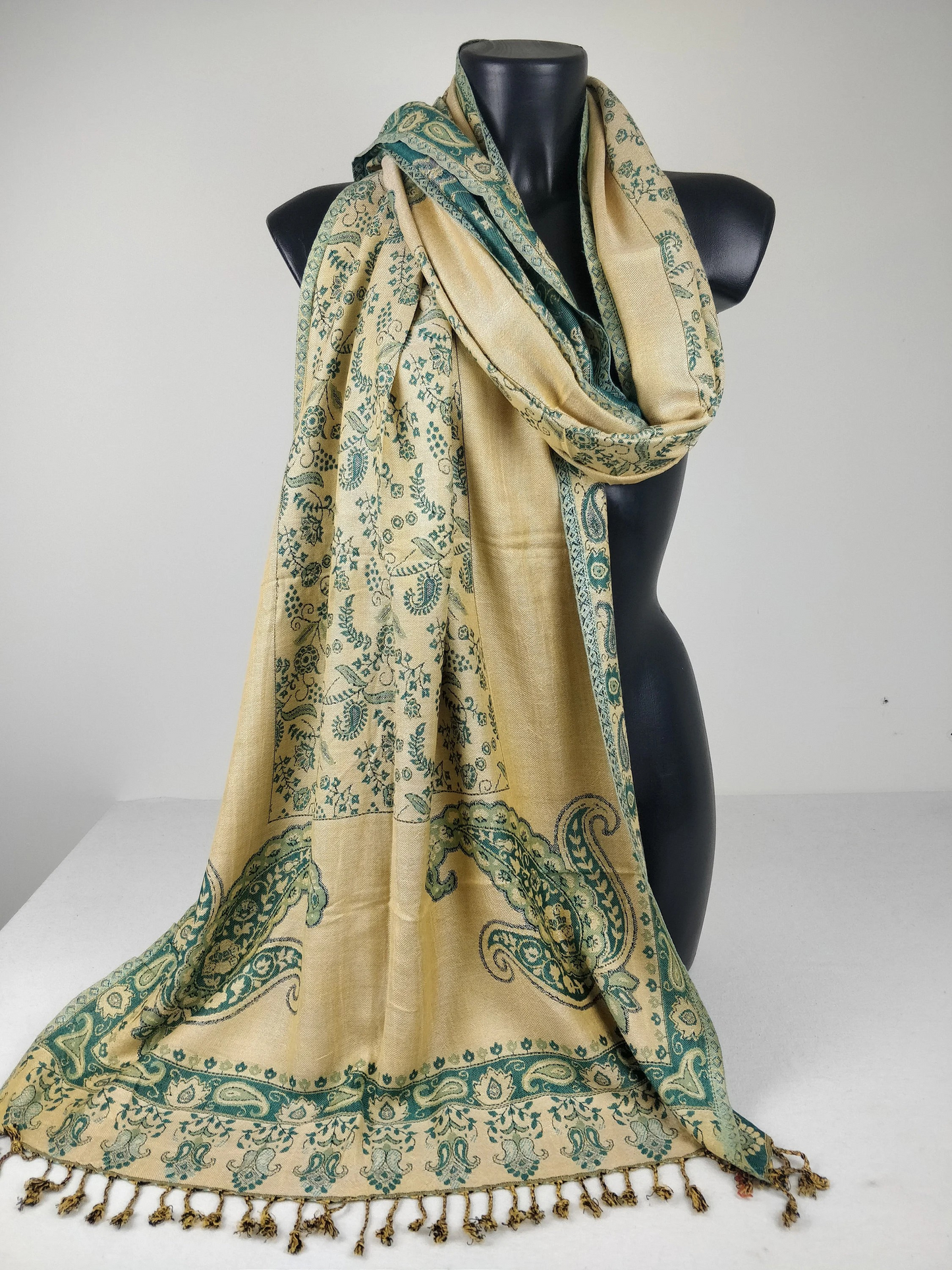 Wendbarer Pashmina Riyan aus Viskose. Blaues und cremefarbenes Paisley-Muster.