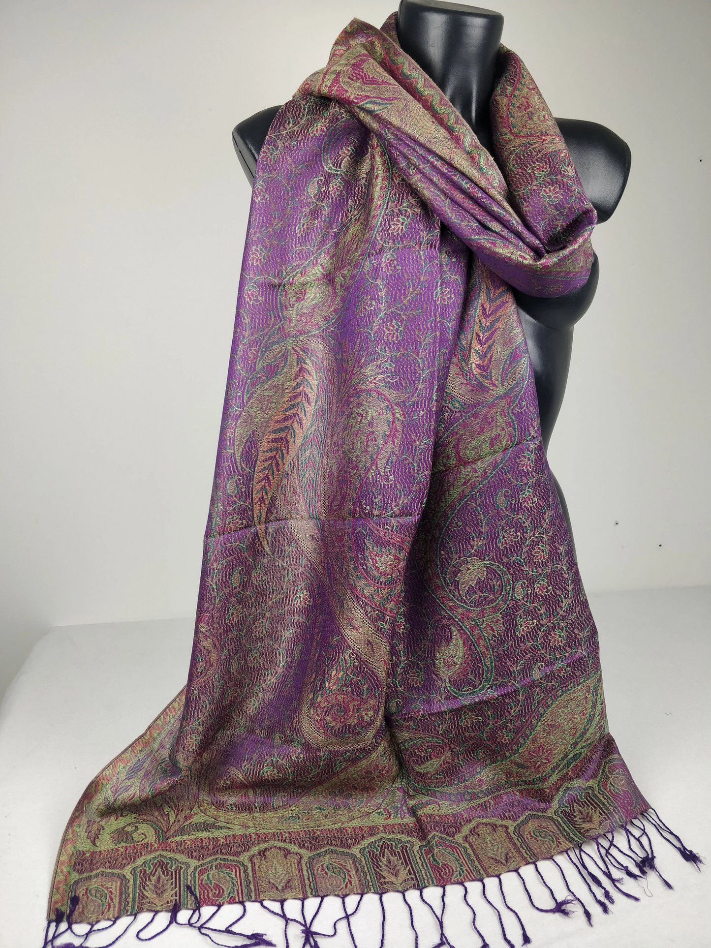 Pashmina Mangal réversible en modal / soie. Echarpe aux motifs paisley violet.