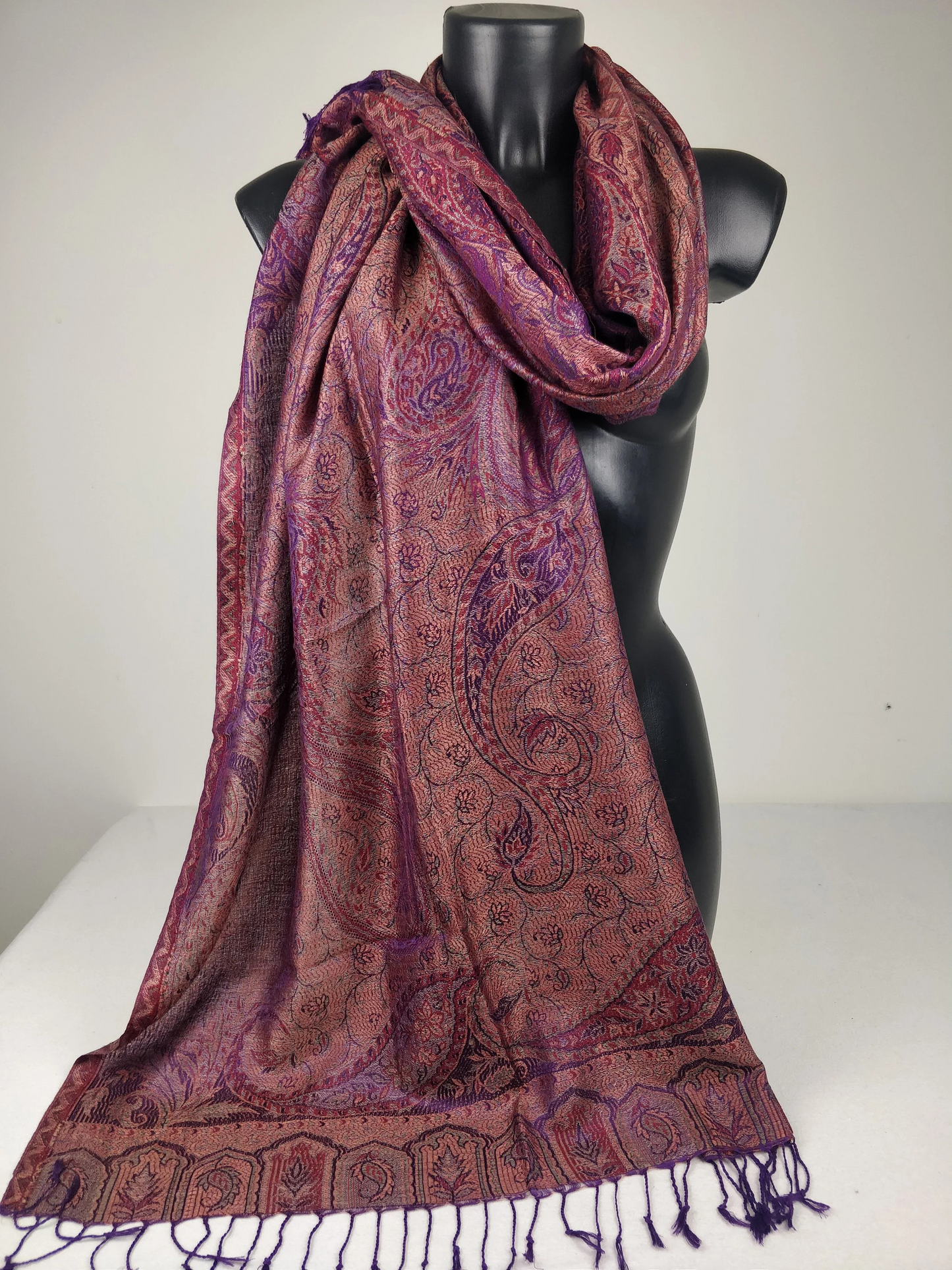 Pashmina Mangal réversible en modal / soie. Echarpe aux motifs paisley violet.