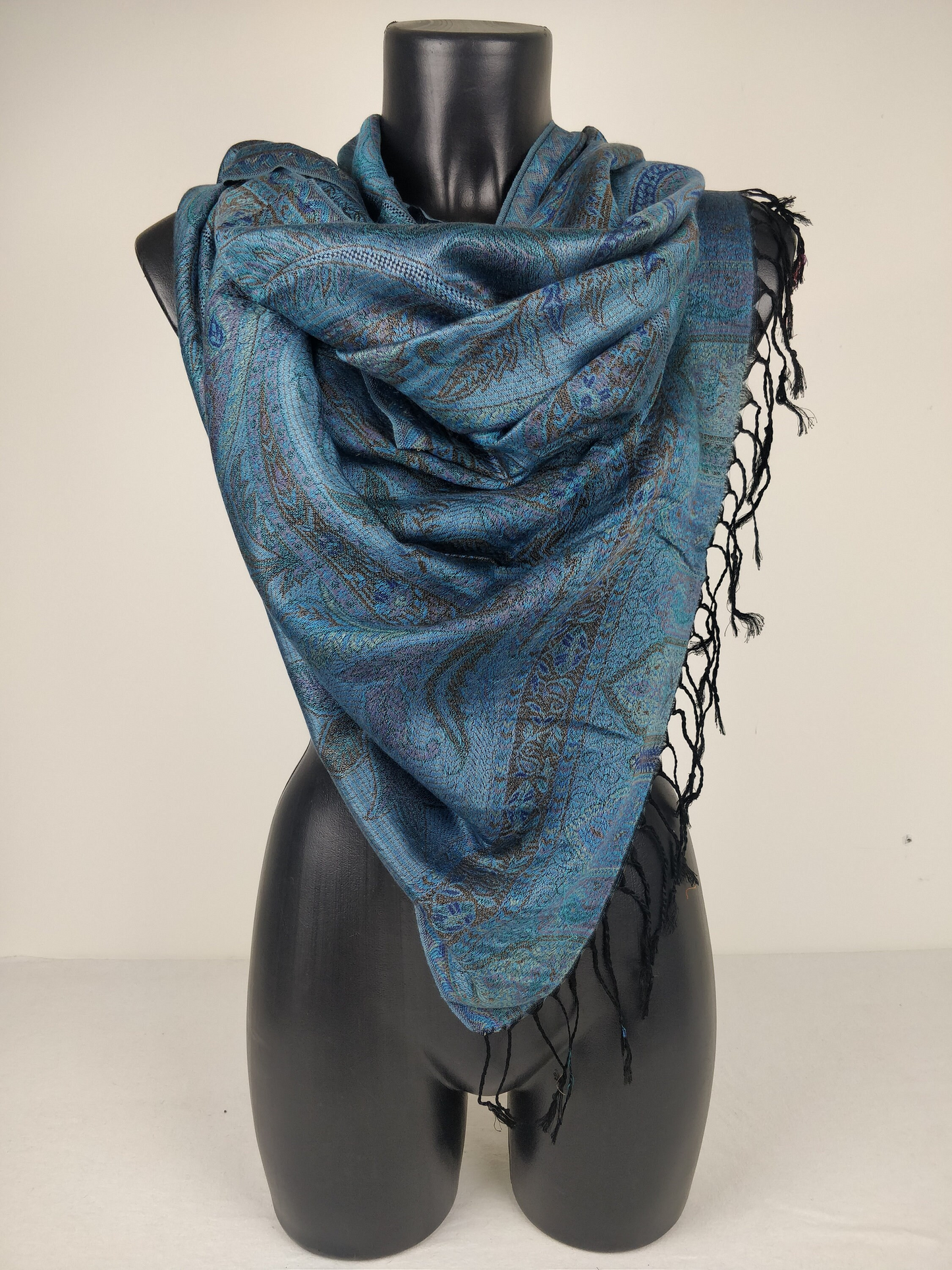 Wende-Mangal-Pashmina aus Modal/Seide. Schwarzes, blaues und lila Paisley-Muster.