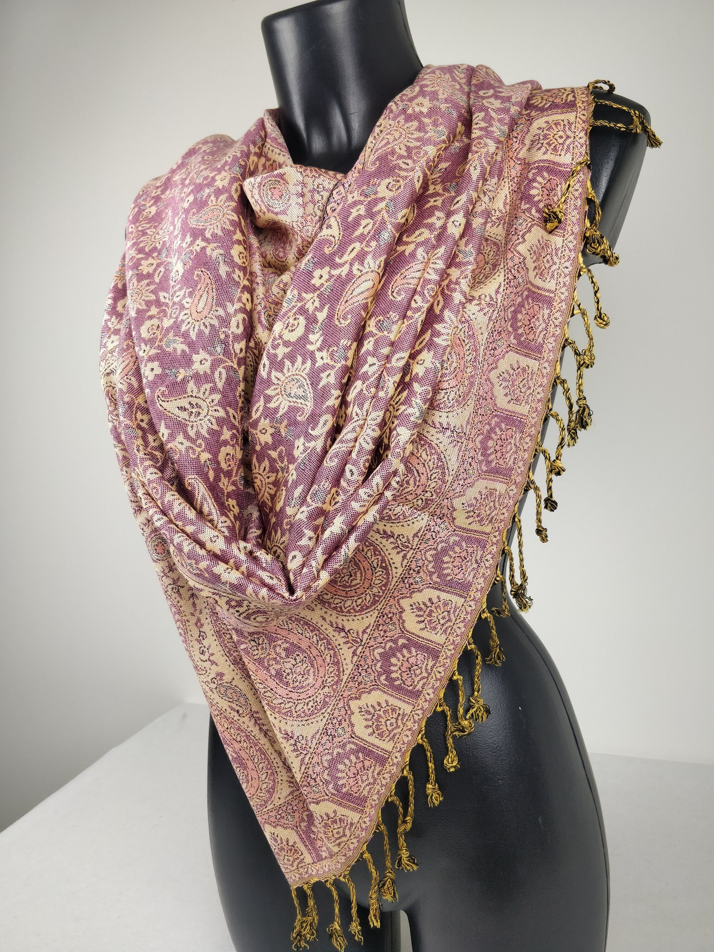 Pashmina réversible Sankya en viscose. Echarpe motif paisley violet.