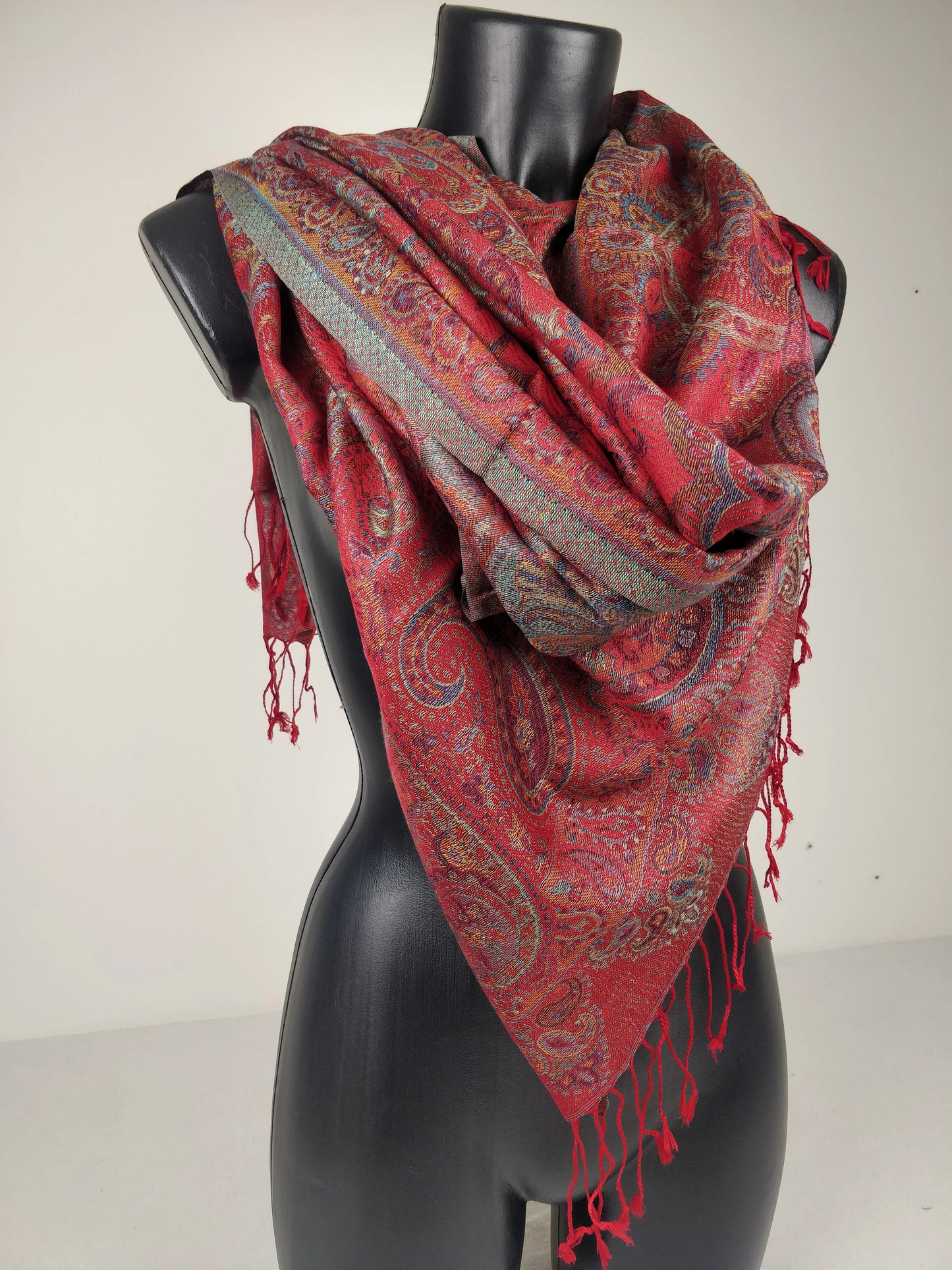 Pashmina Mangal réversible en modal / soie. Echarpe aux motifs paisley rouge.