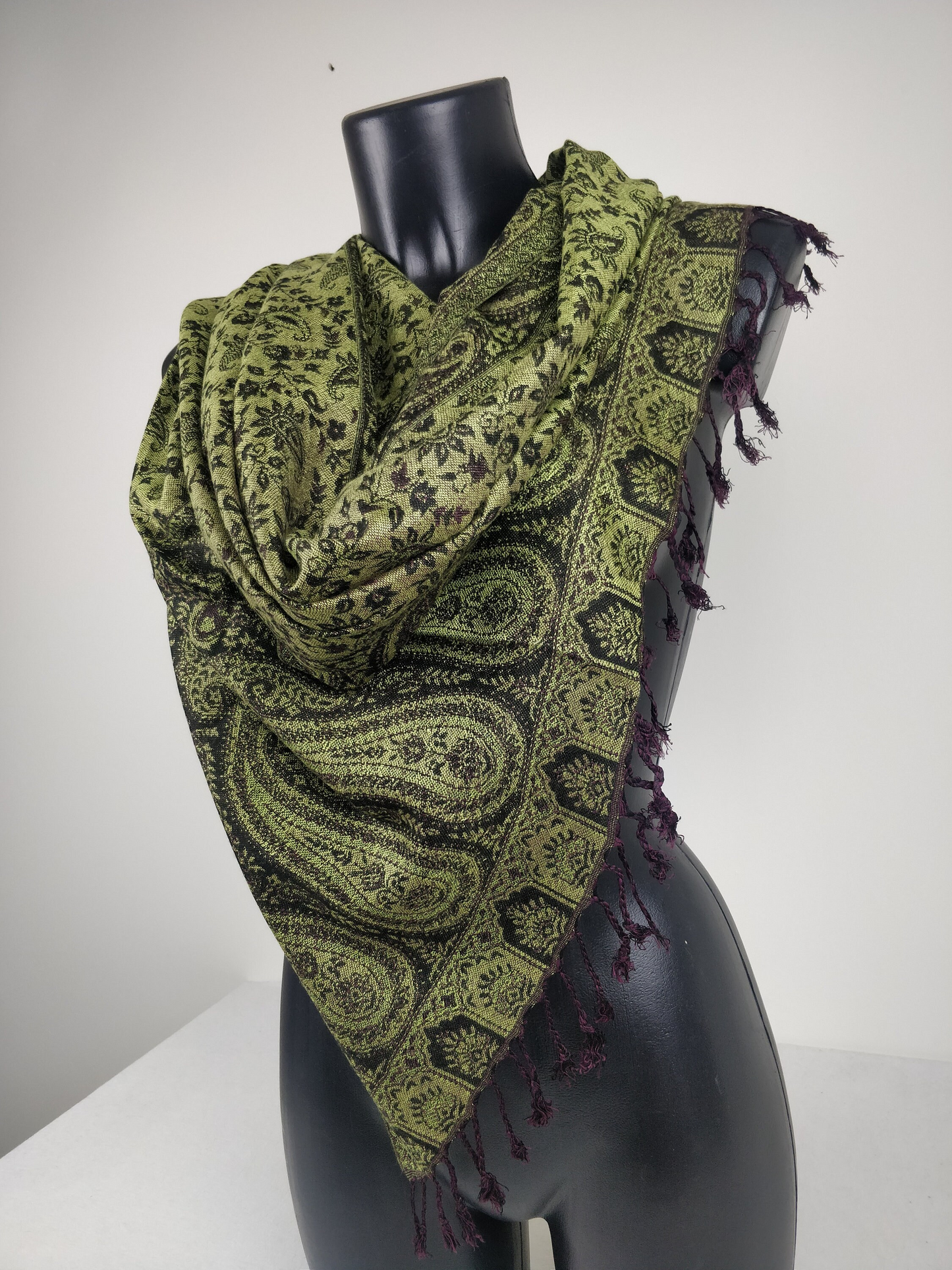 Pashmina réversible Sankya en viscose. Echarpe motif paisley vert et noir.