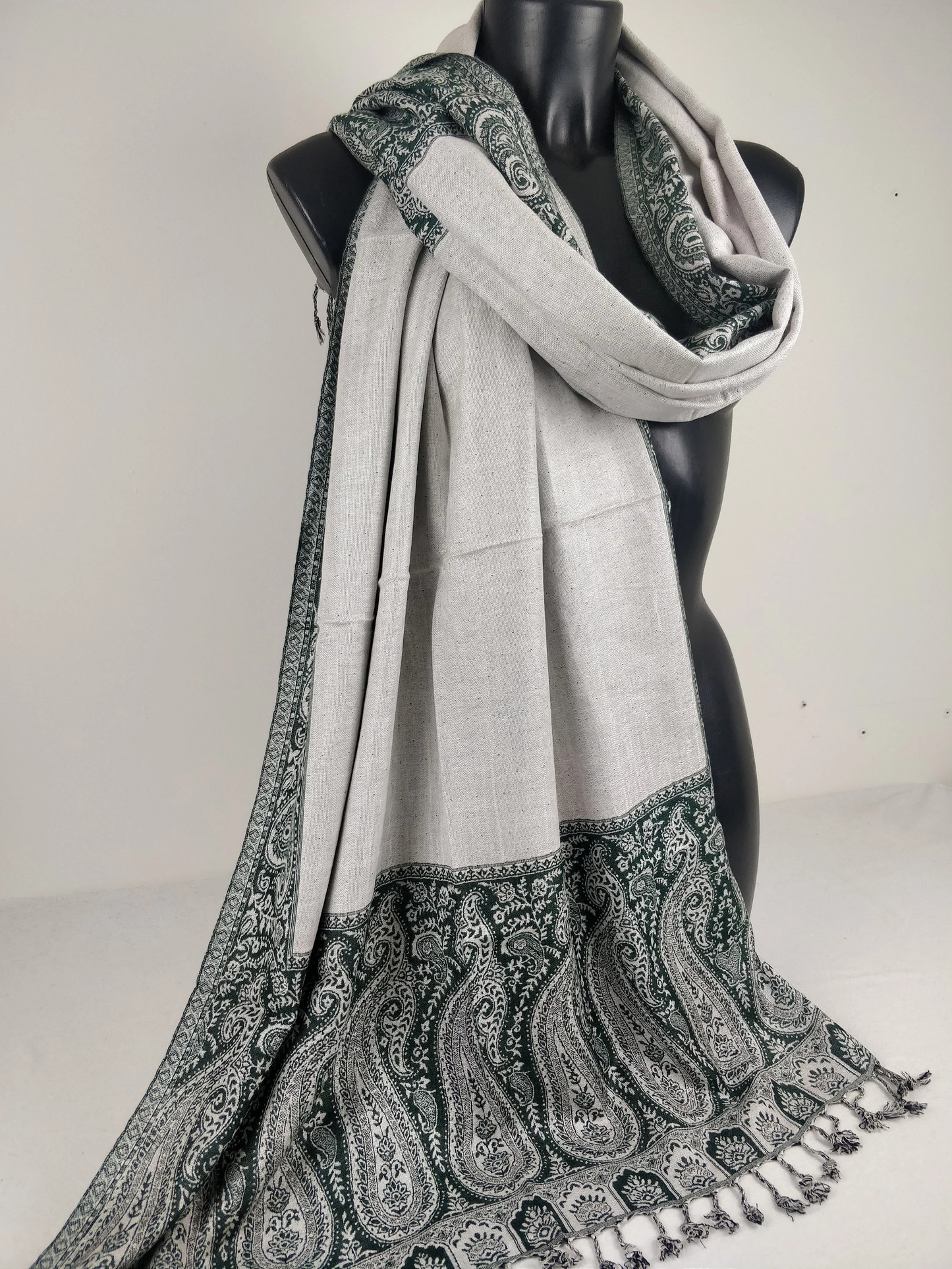 Pashmina Helak réversible en viscose. Echarpe motifs paisley vert et blanc.