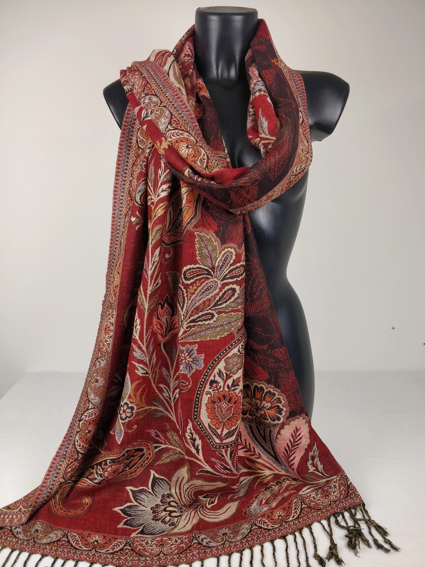 Vintage Hantra Pashmina aus Viskose. Wendeschal mit roten, cremefarbenen und orangefarbenen Paisleymustern.