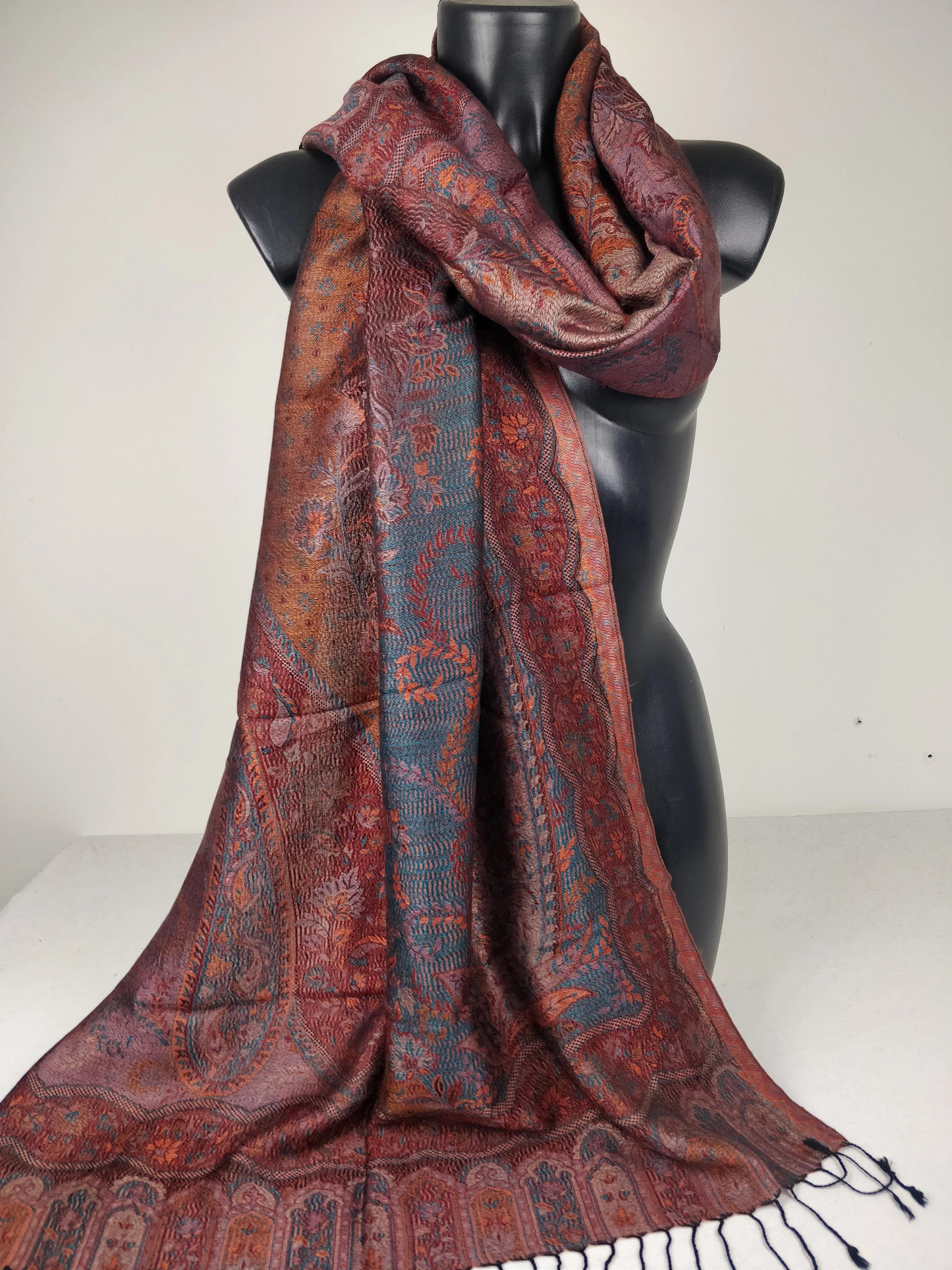 Wende-Mangal-Pashmina aus Modal/Seide. Braunes und blaues Paisley-Muster.