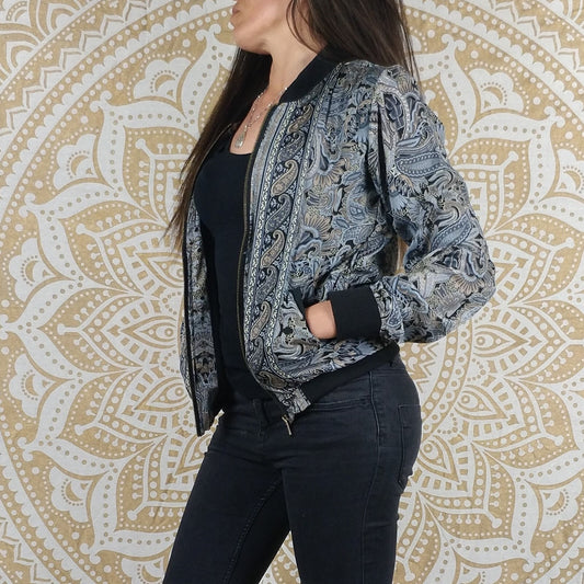 Veste bomber Narayan en soie indienne. Imprimé paisley gris et noir.