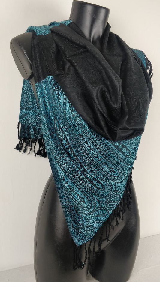 Pashmina Vaisana aus Viskose. Zweifarbig mit schwarzen und blauen Paisleymustern