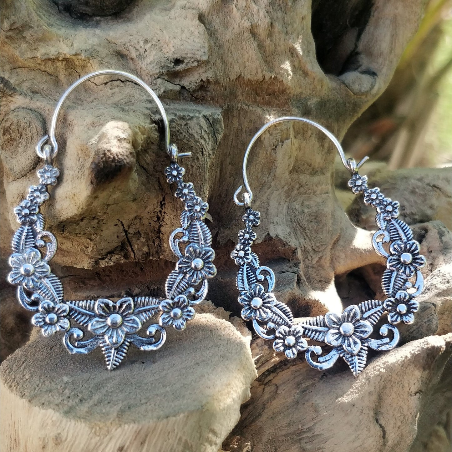 Boucles d'oreilles bohème en laiton / laiton plaqué argent. Créoles fleuries.