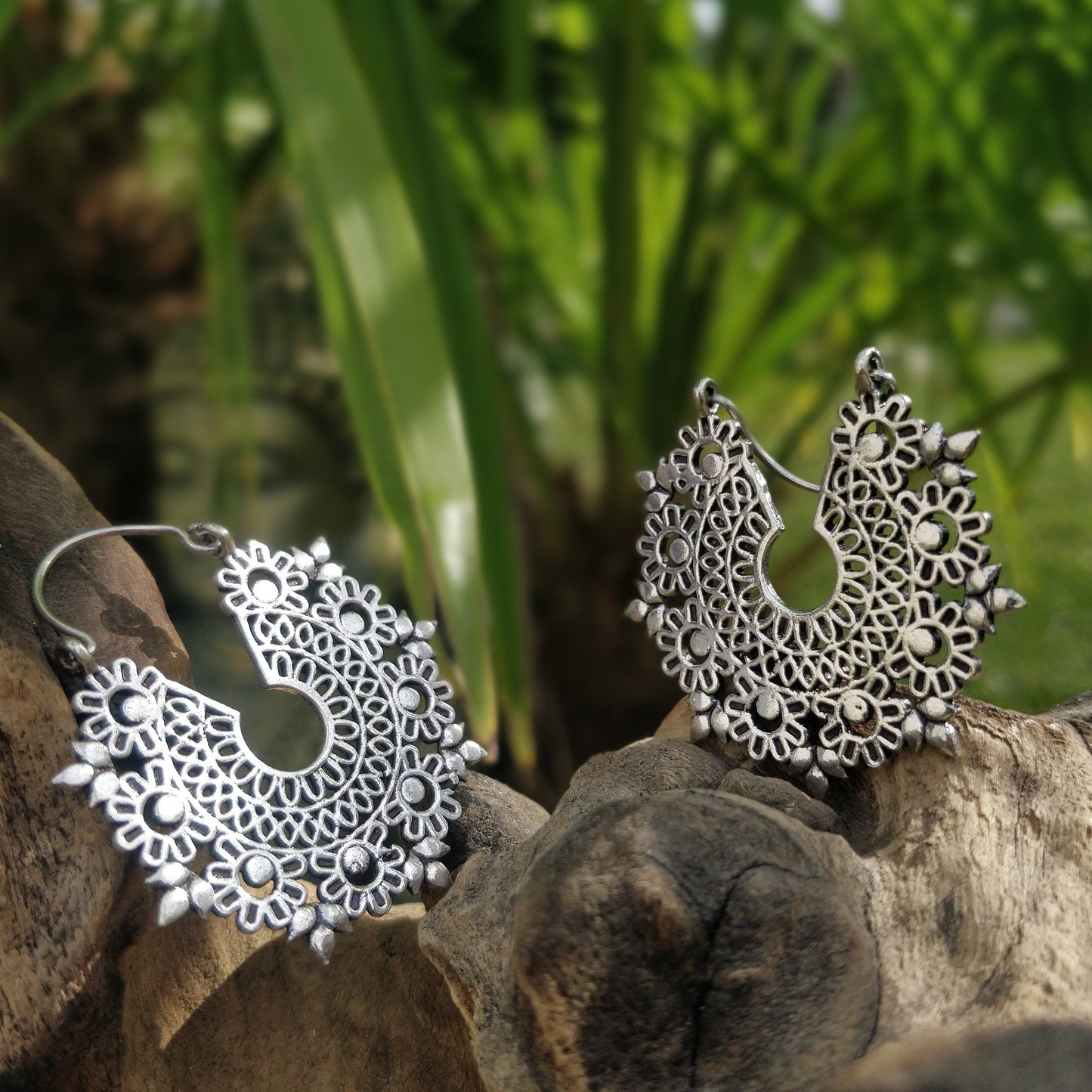 Boucles d'oreilles rondes aux motifs floral ethnique en laiton / laiton plaqué argent.